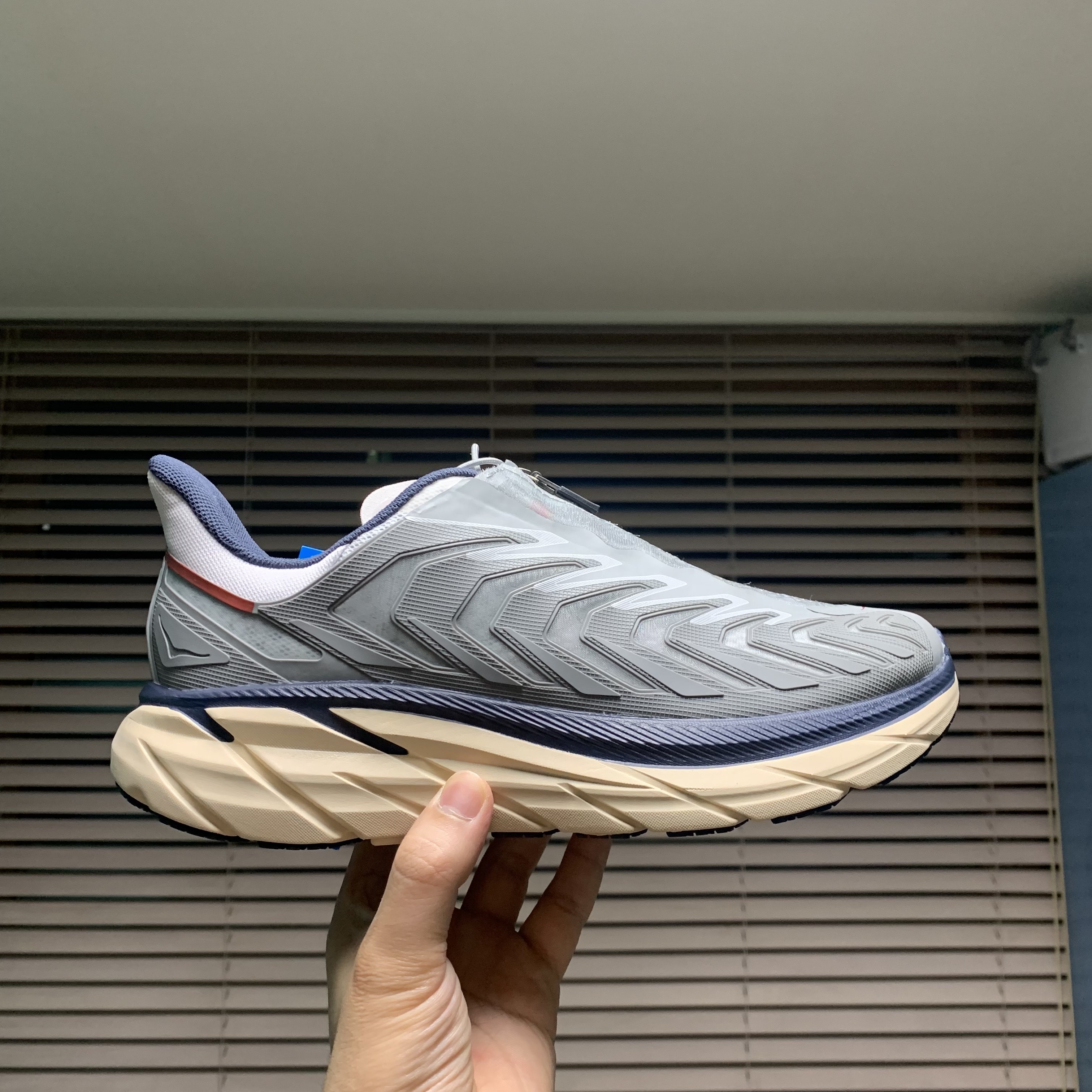 Hoka Project Clifton Limestone Shifting Sand 착용 스타일 - 2