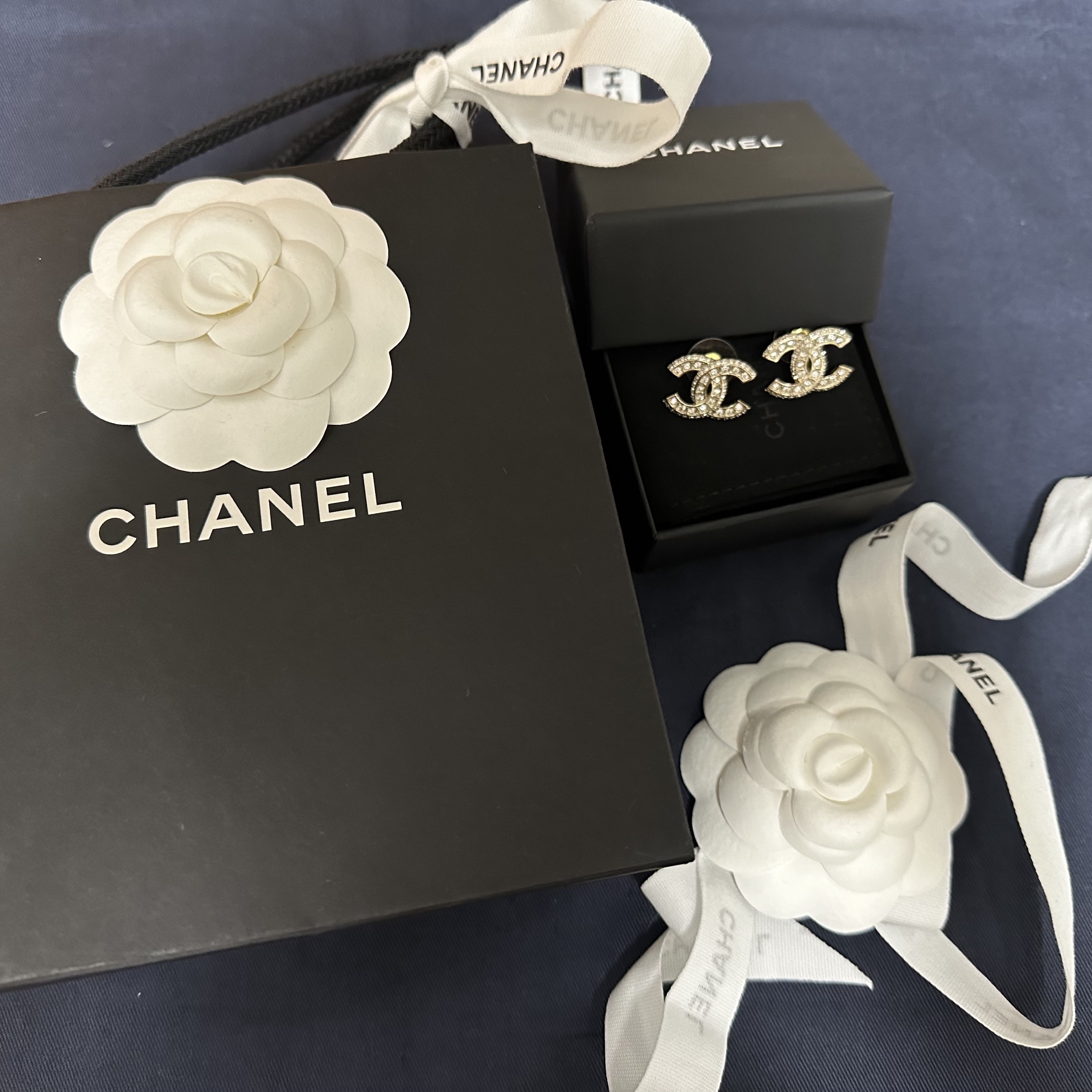 (W) Chanel Earrings Metal Diamantes & Gold Crystal 착용 스타일 - 2