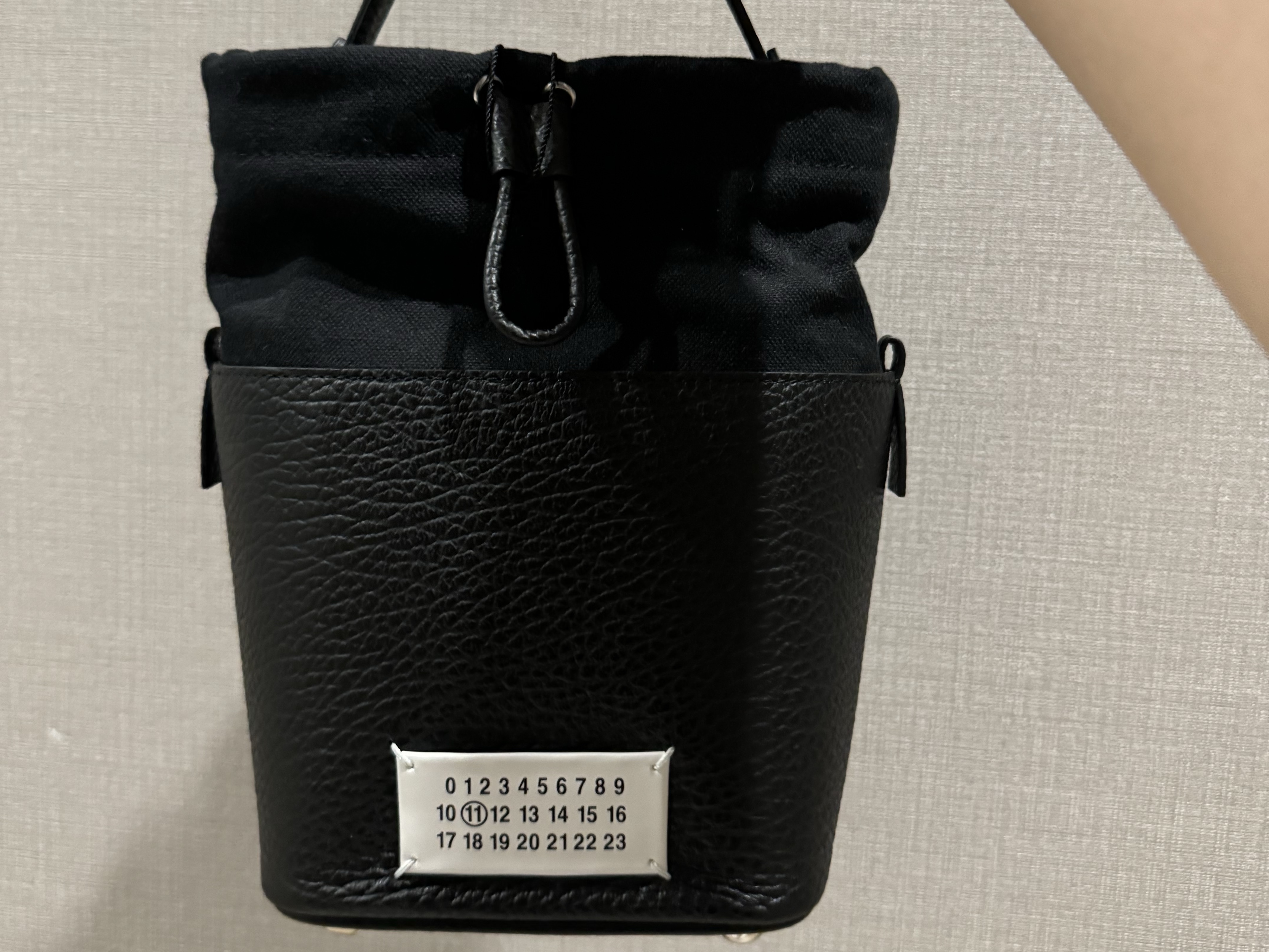 Maison Margiela 5AC Bucket Bag Black 착용 스타일