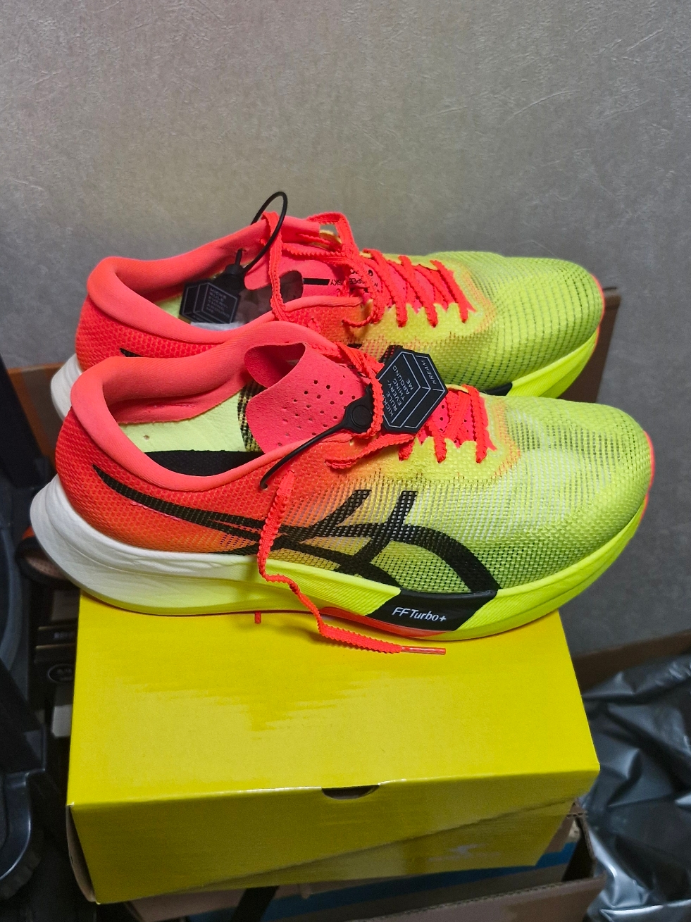 Asics Metaspeed Sky Paris Safety Yellow Black 착용 스타일