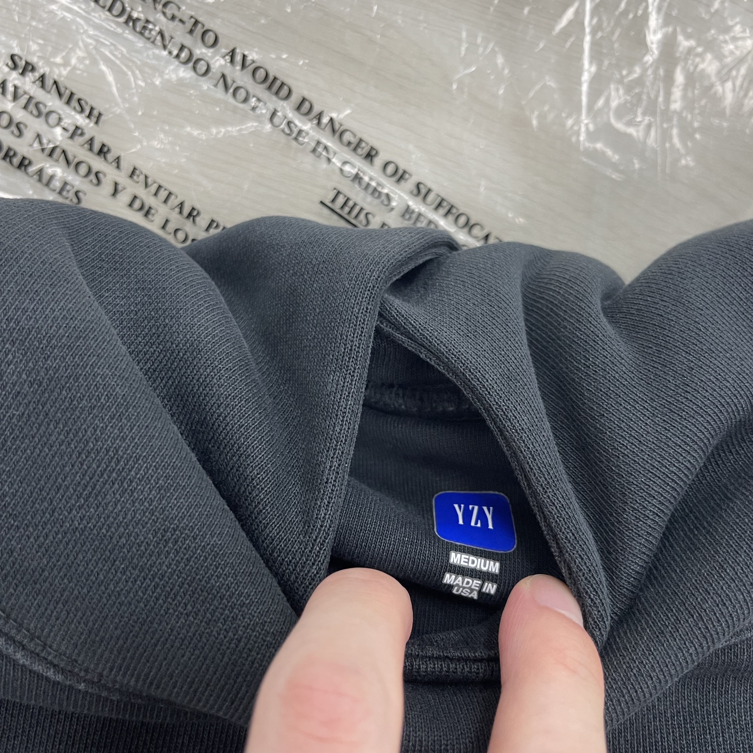 Yeezy Gap Engineered By Balenciaga Dove Hoodie Washed Black 착용 스타일 - 2