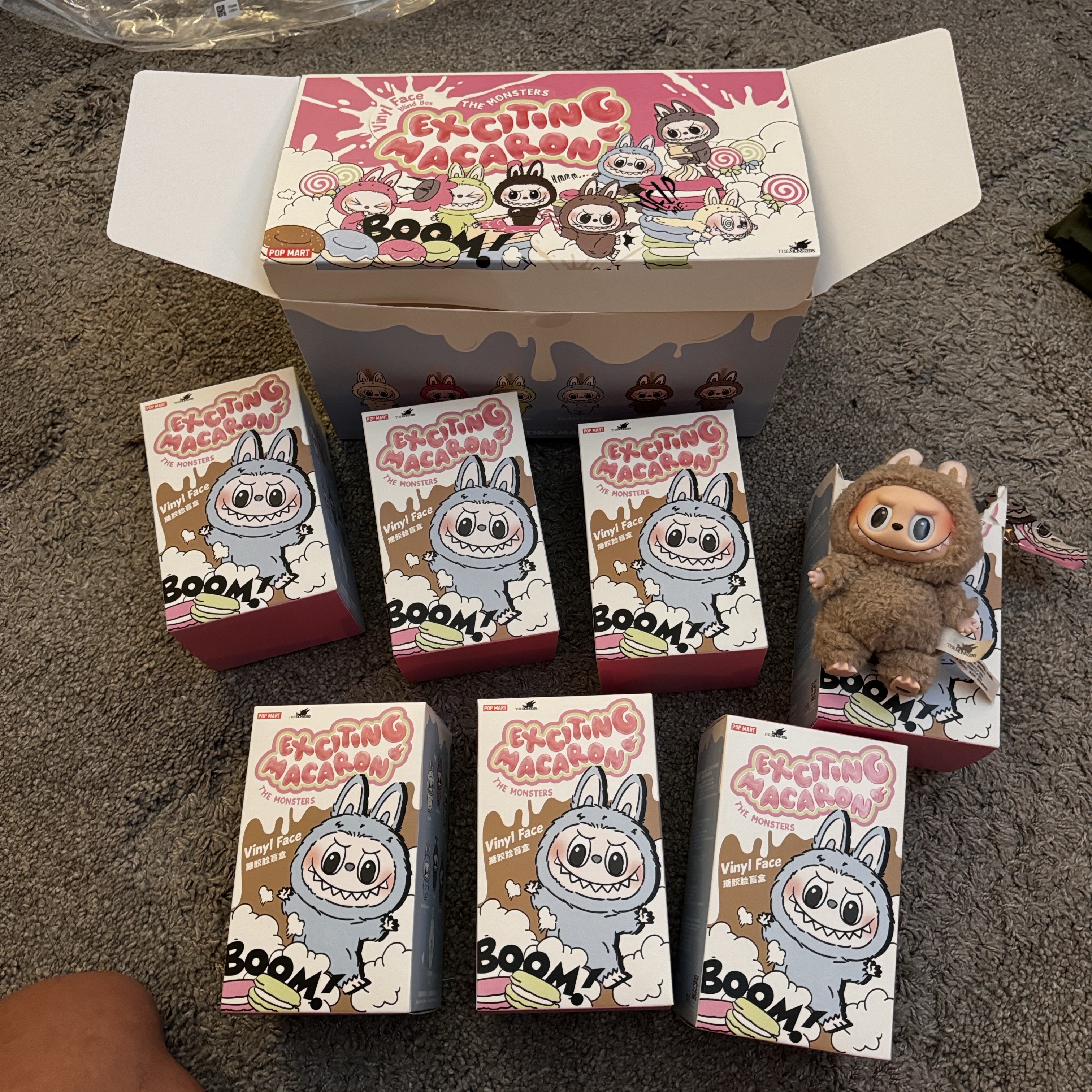 Pop Mart The Monsters Labubu Tasty Macarons Series Sealed Case (6 Blind Boxes) 착용 스타일 - 2
