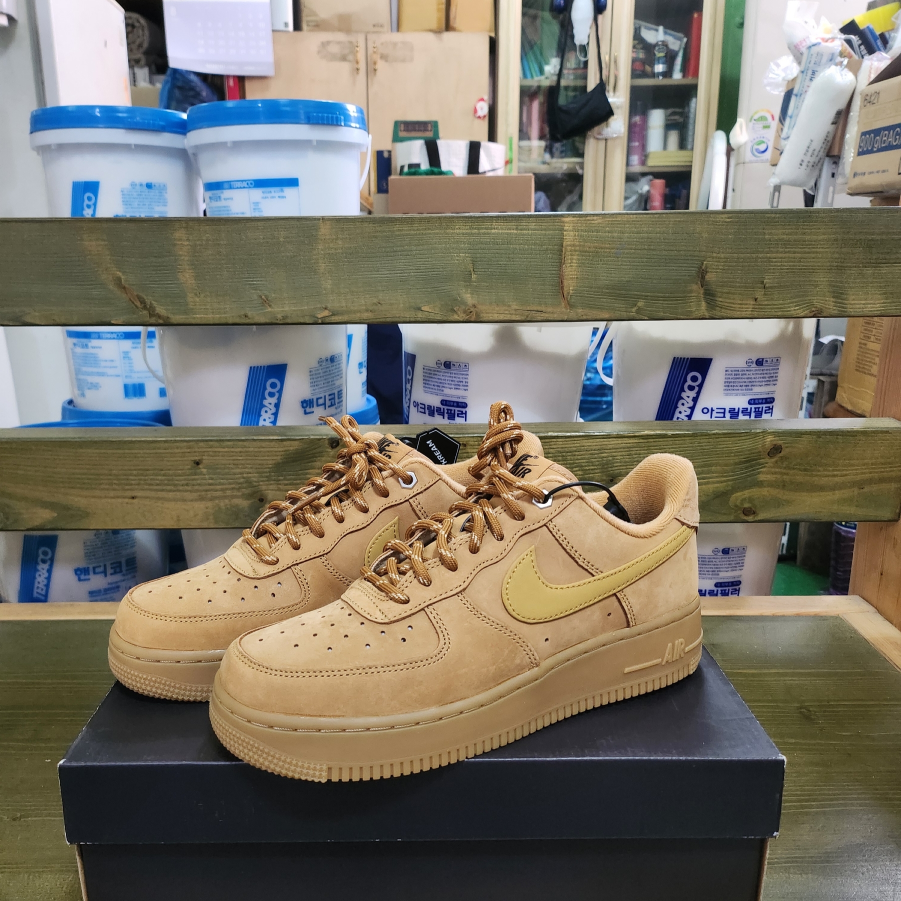 (W) Nike Air Force 1 '07 WB Flax Wheat 착용 스타일