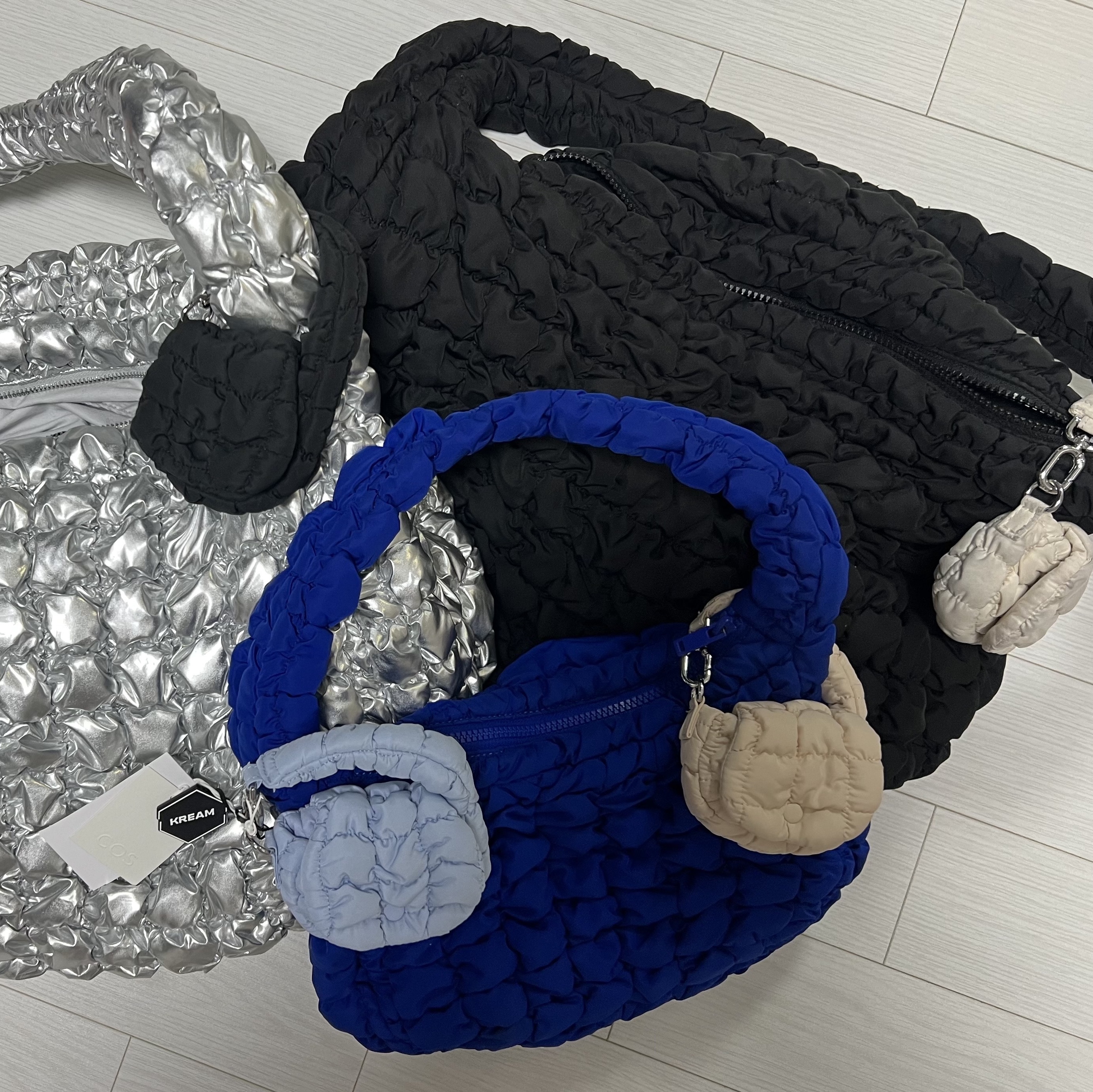 COS Quilted Nano Bag Light Blue, COS Quilted Nano Bag Beige 착용 스타일