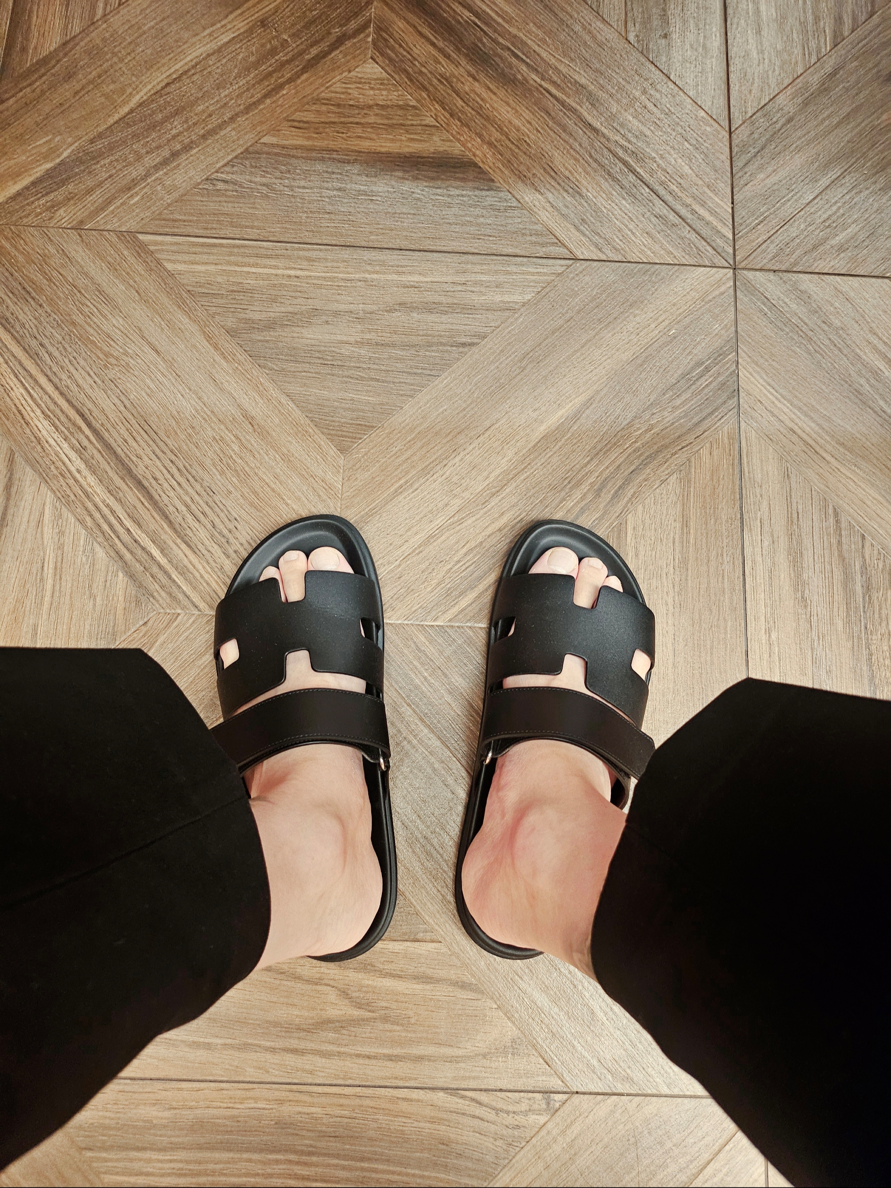 Hermes Chypre Sandal Calfskin & Noir 착용 스타일 - 1