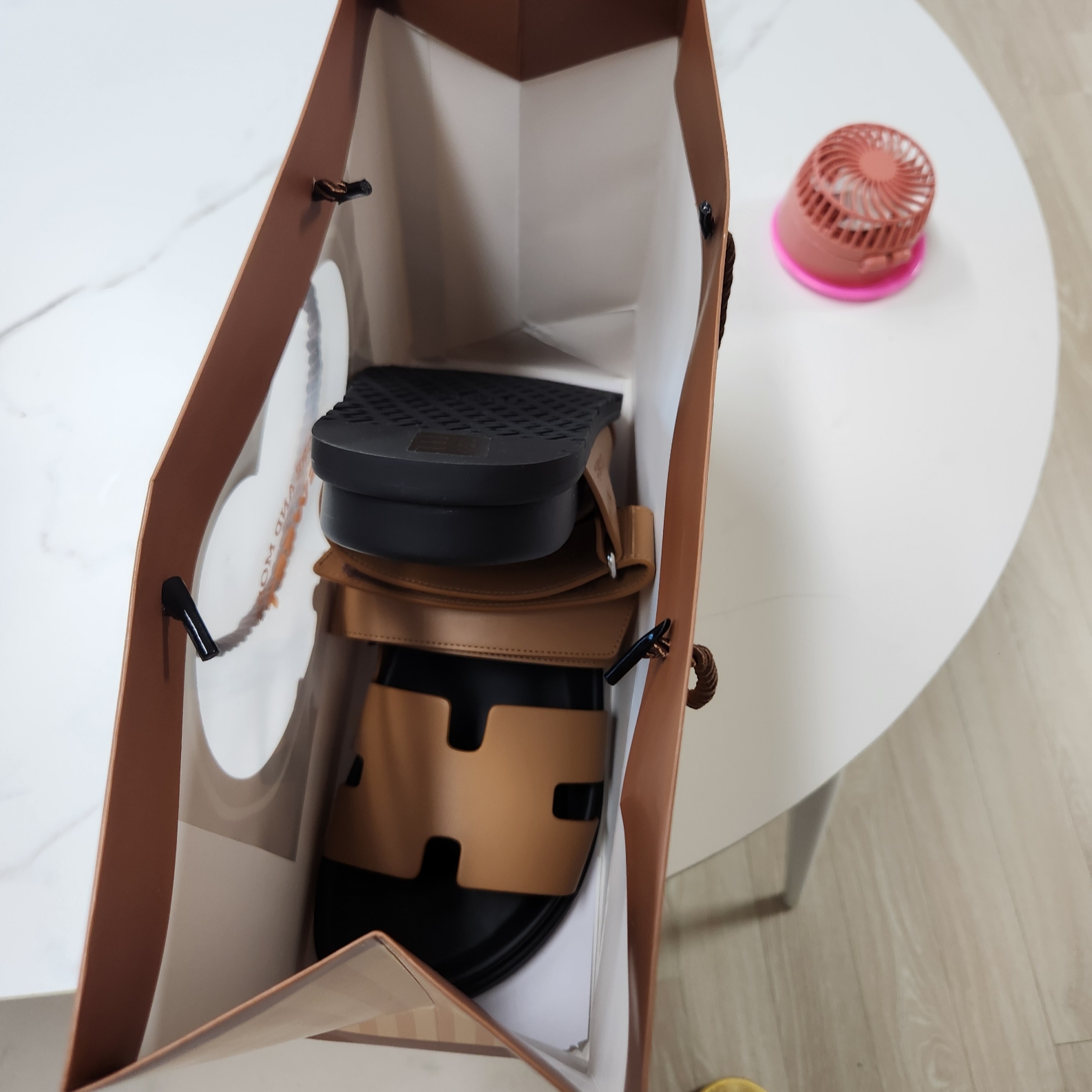 Hermes Chypre Sandal Calfskin & Naturel, Stussy Cherries T-Shirt Fog 착용 스타일 - 3