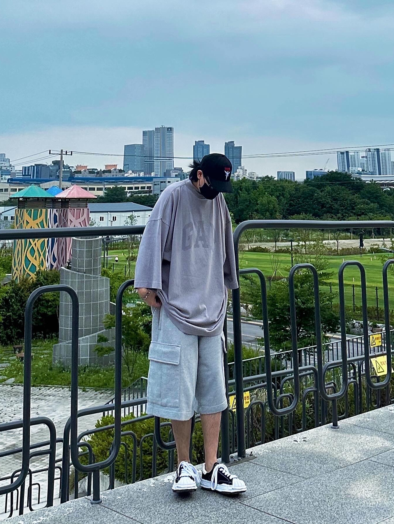 Yeezy Gap Engineered By Balenciaga Dove 3/4 Sleeve T-Shirt Grey, Maison Mihara Yasuhiro Blakey OG Sole Canvas Low-top Sneakers Black White 착용 스타일 - 1