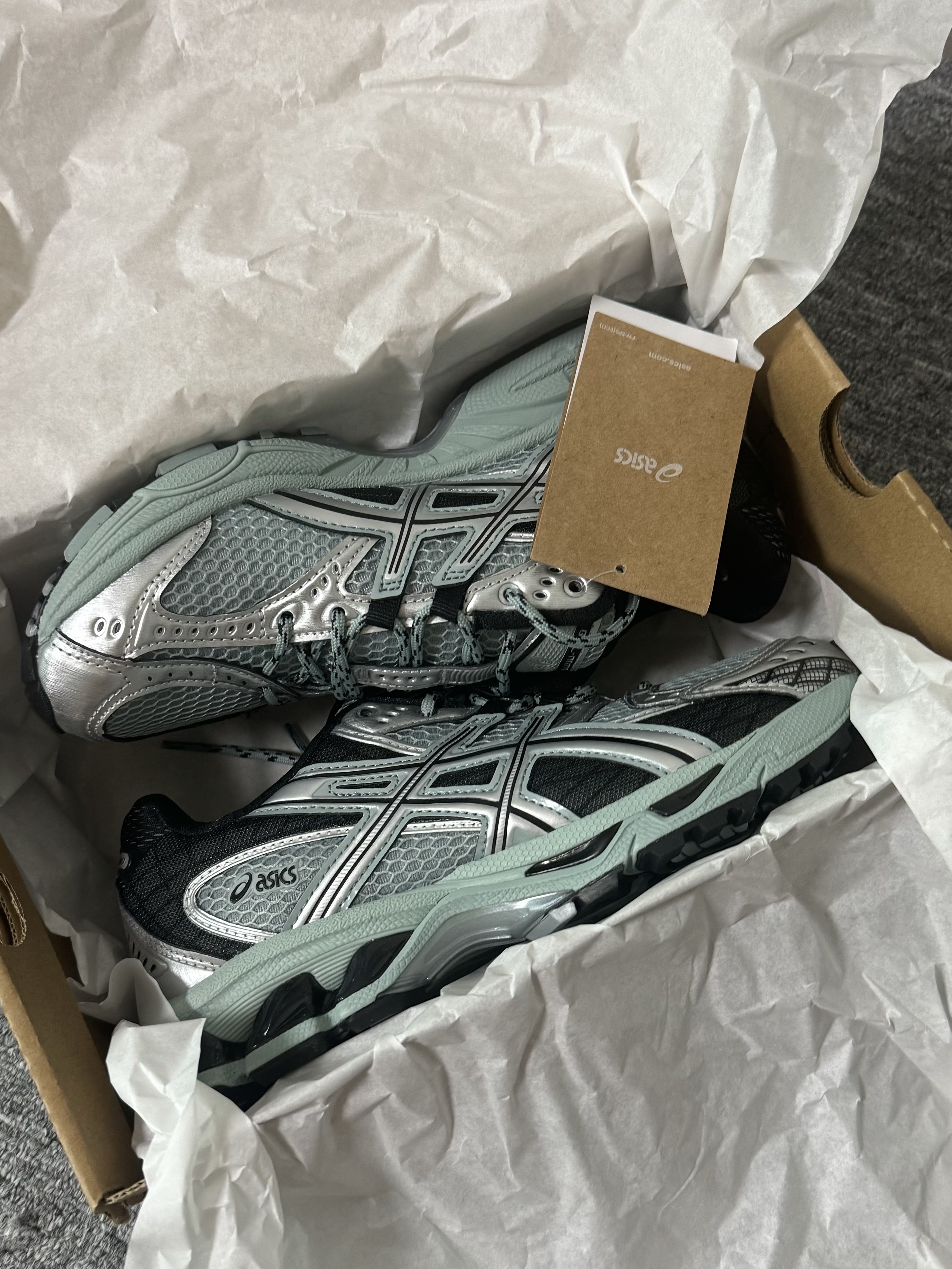 Asics Gel-Nimbus 10.1 Ocean Haze Pure Silver, Supreme Gold Cross S Logo New Era Black - 24SS 착용 스타일 - 2