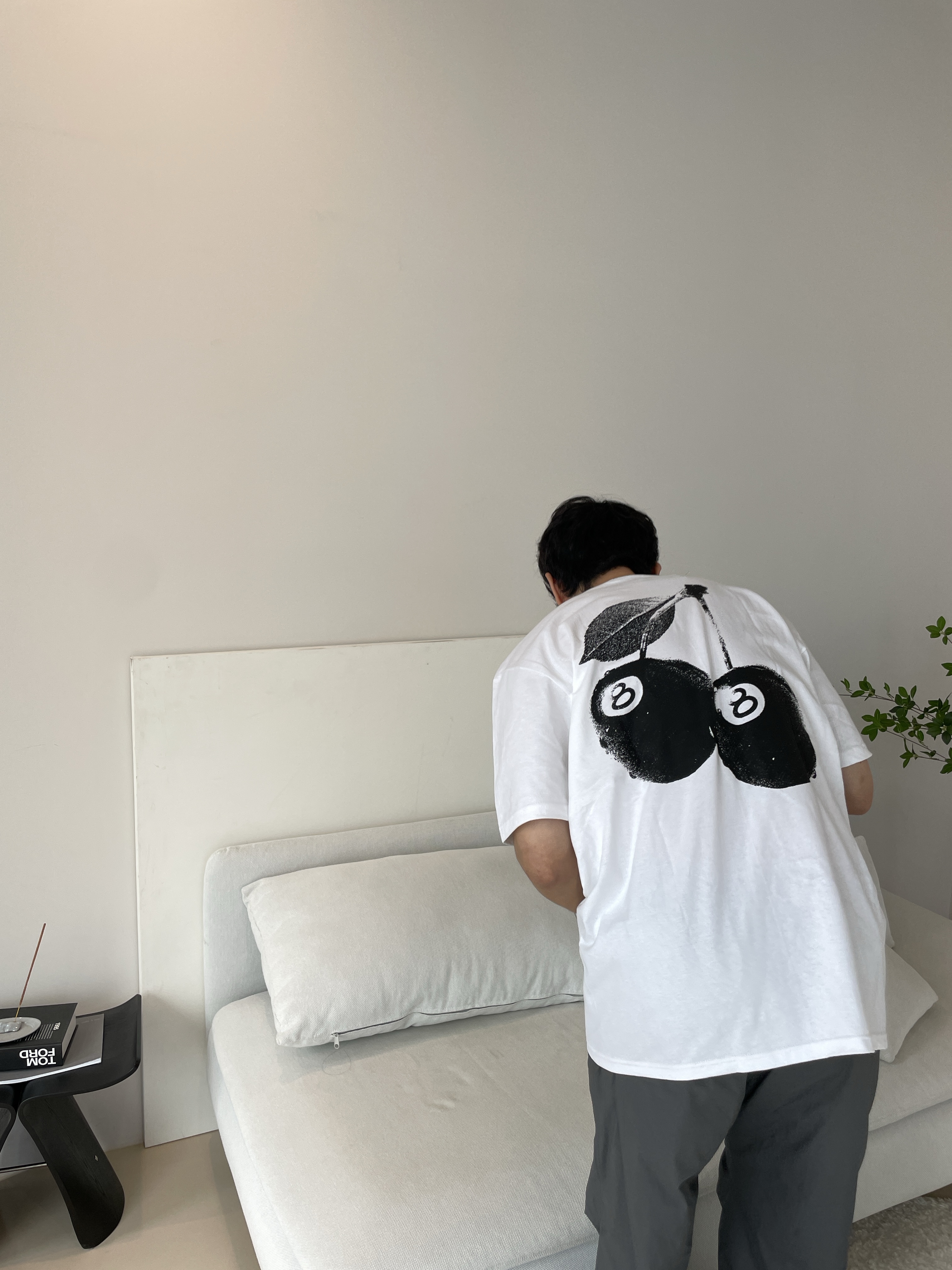 Stussy Cherries T-Shirt White 착용 스타일 - 1