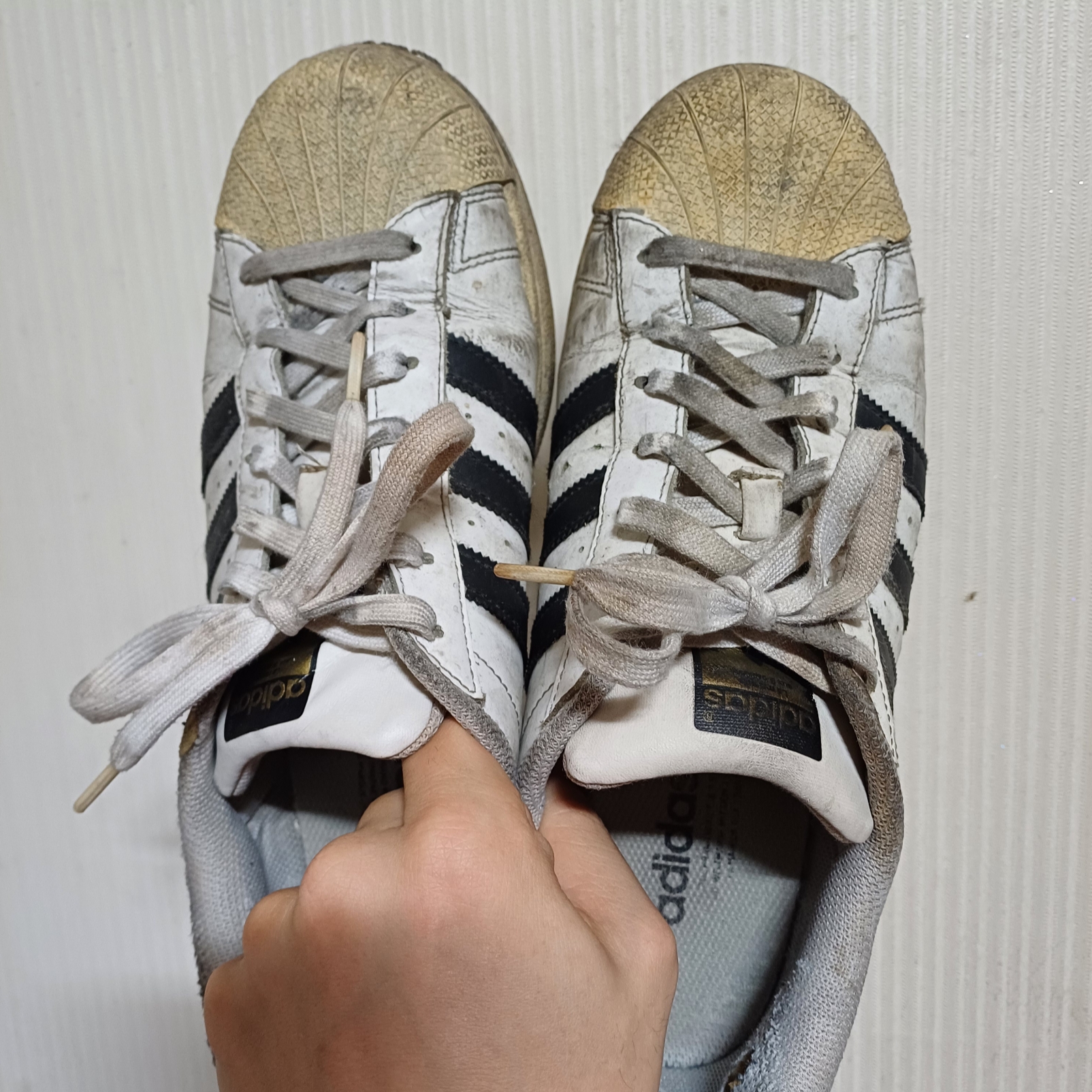 Adidas Superstar White Black 착용 스타일 - 1