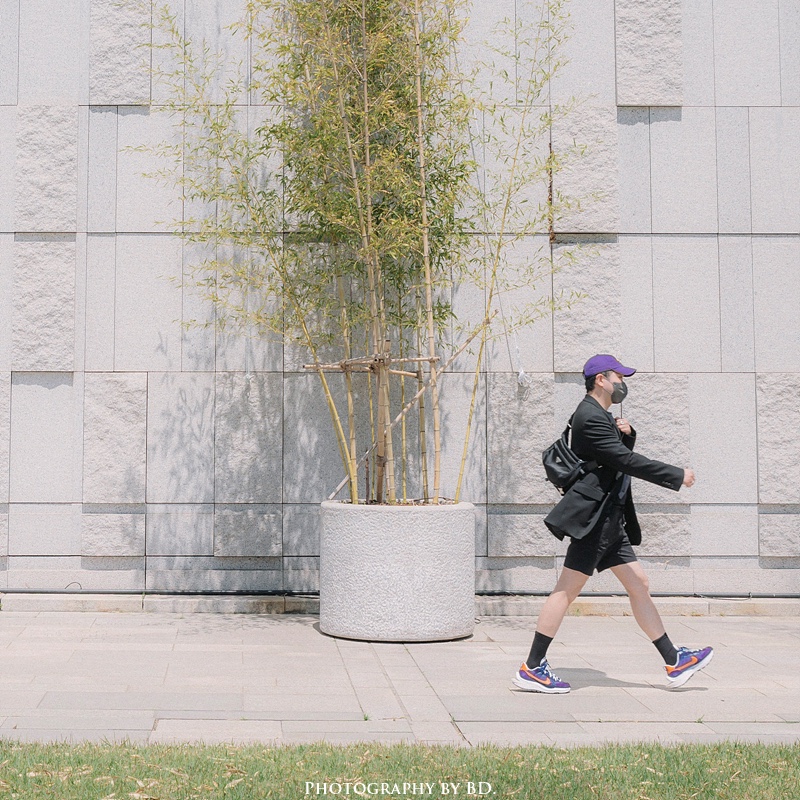 Nike x Sacai VaporWaffle Dark Iris, Prada Re-Nylon and Saffiano Leather Shoulder Bag Black 착용 스타일