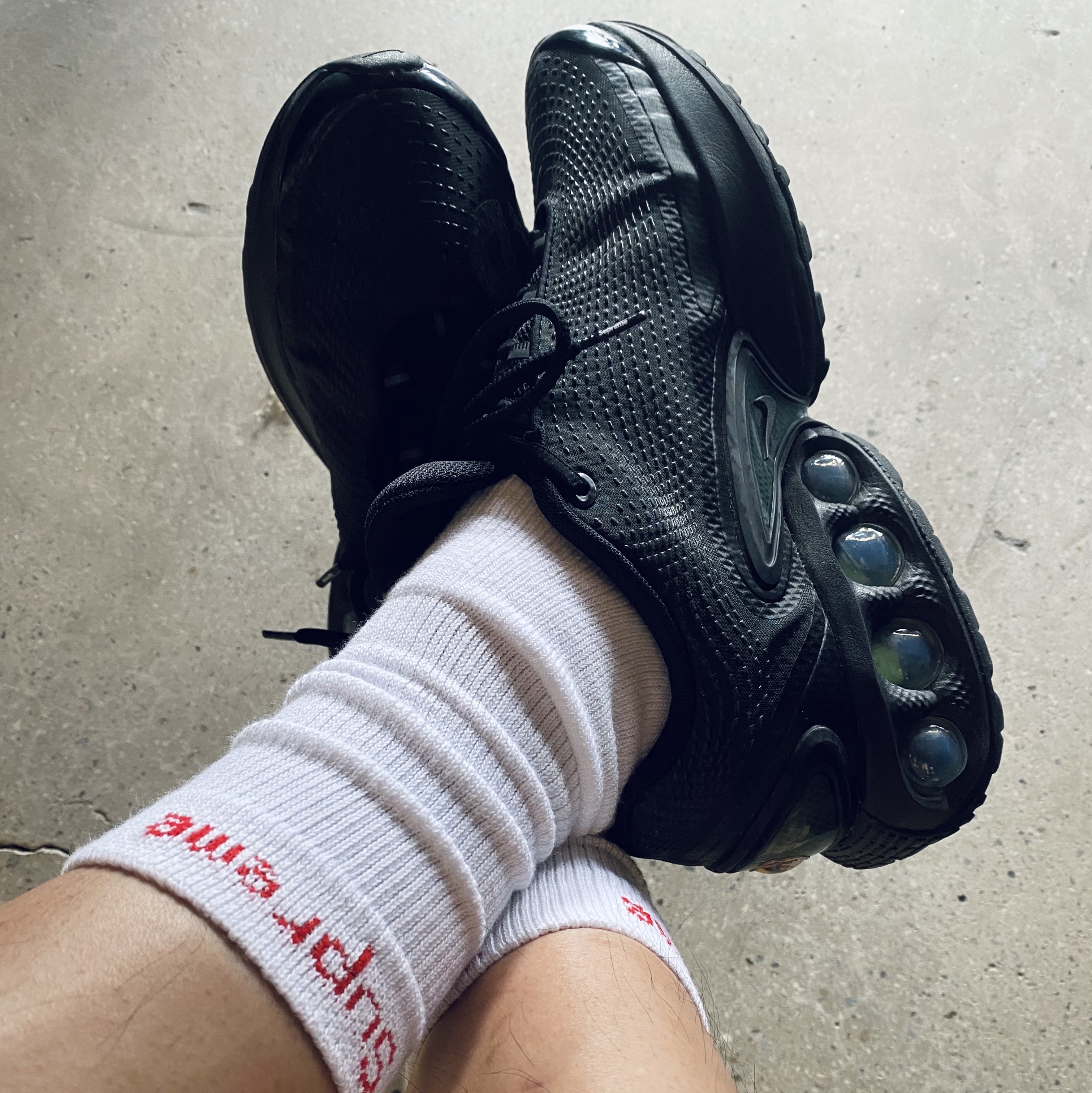 Supreme Hanes Crew Socks White (4 Pack), Nike x Supreme Air Max DN SP Black Galactic Jade 착용 스타일