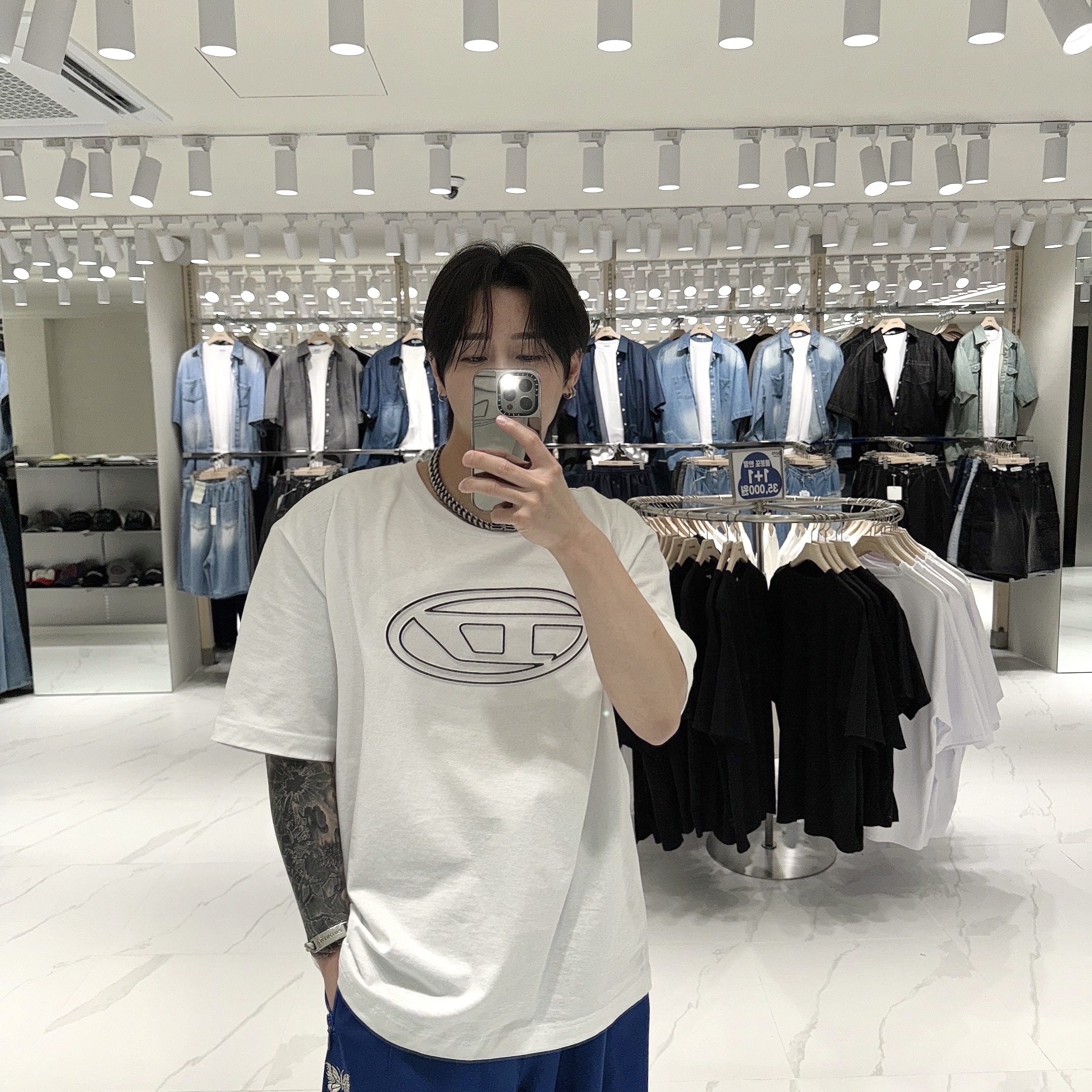 Diesel T-Just-Bigoval Vintage Cotton Jersey T-Shirt White, Needles H.D. Track Pants Poly Smooth Royal 착용 스타일