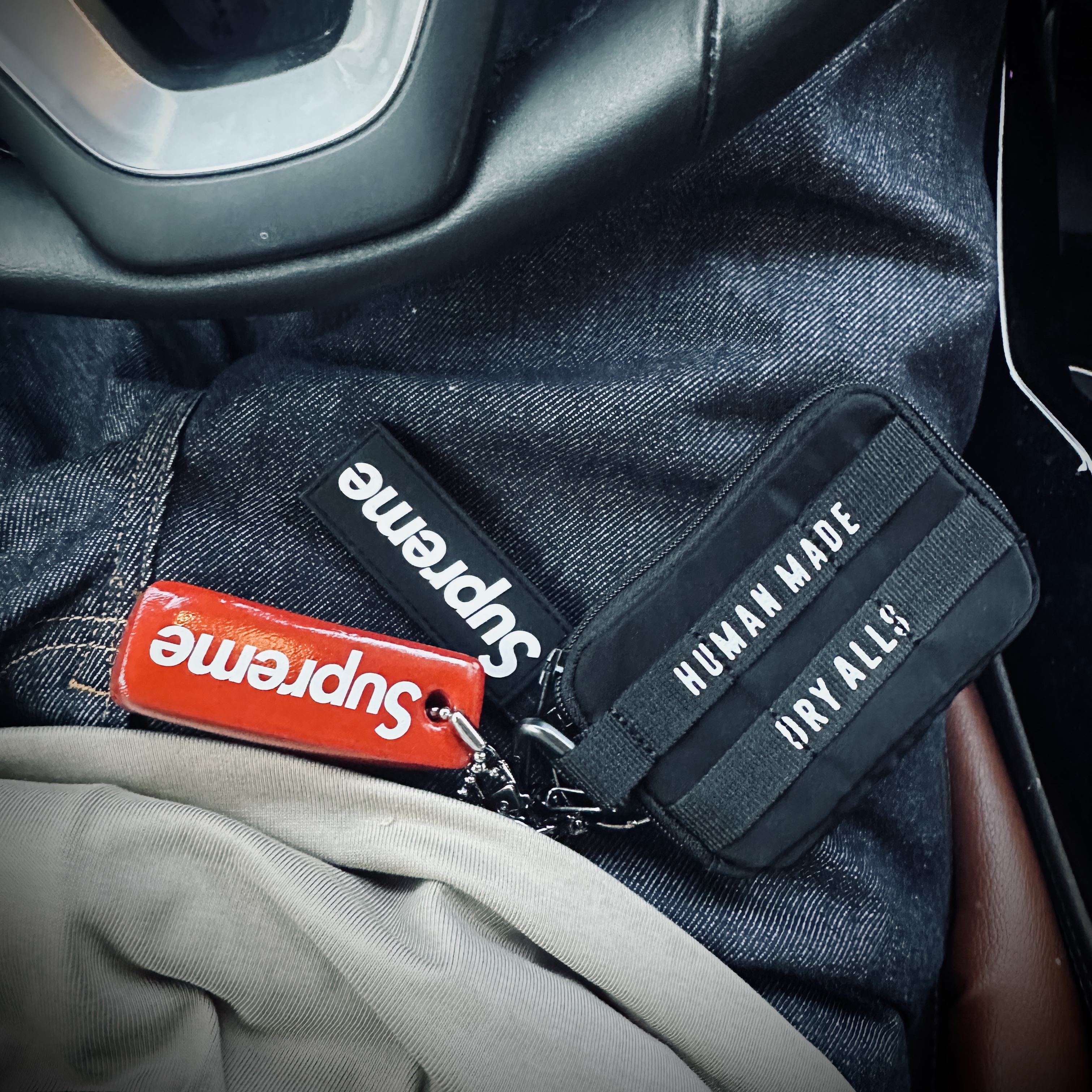 Supreme Floating Keychain Red - 23FW, Supreme Ripstop Keychain Black - 24SS 착용 스타일