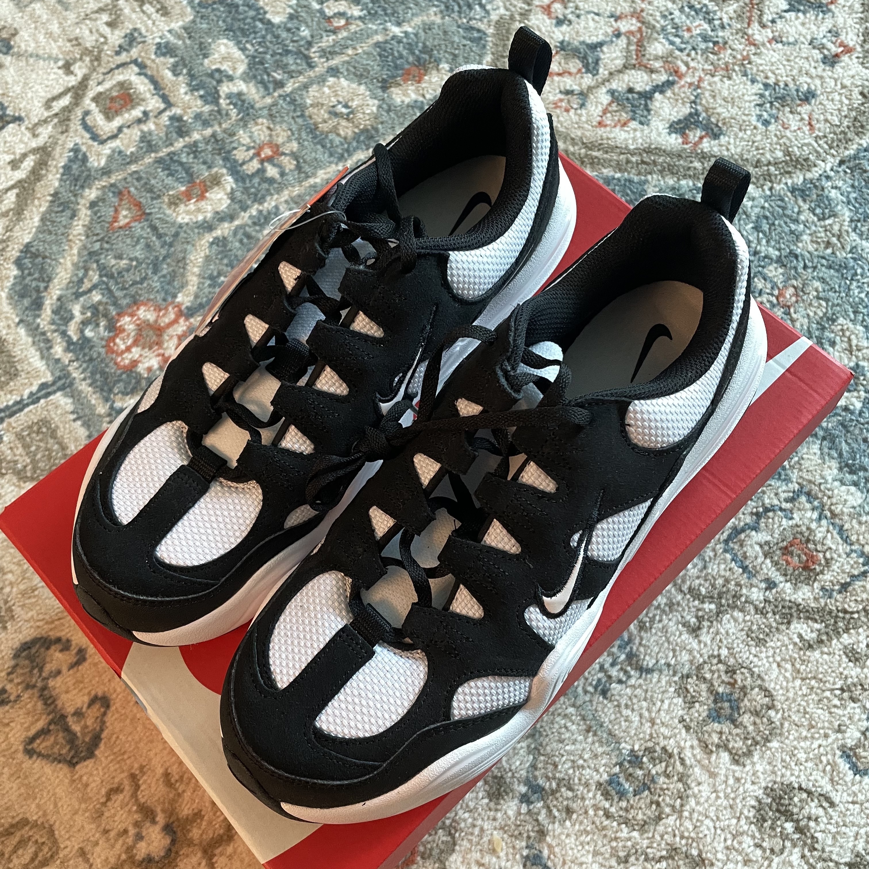 Nike Tech Hera White Black 착용 스타일 - 2