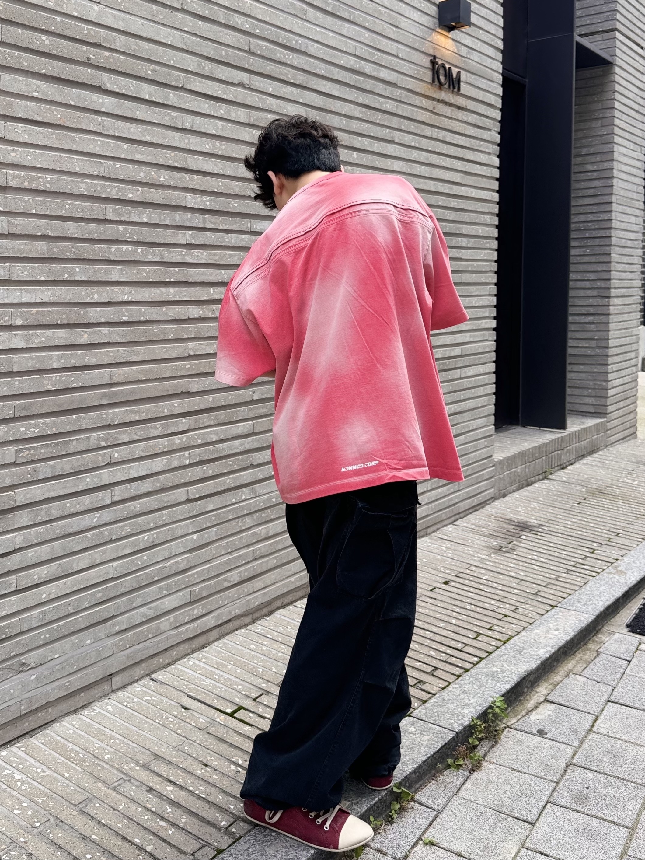 Balenciaga Paris Ultra Flat High Top Sneakers Red, Nonnod Back Detail T-Shirt Deep Pink 착용 스타일 - 1