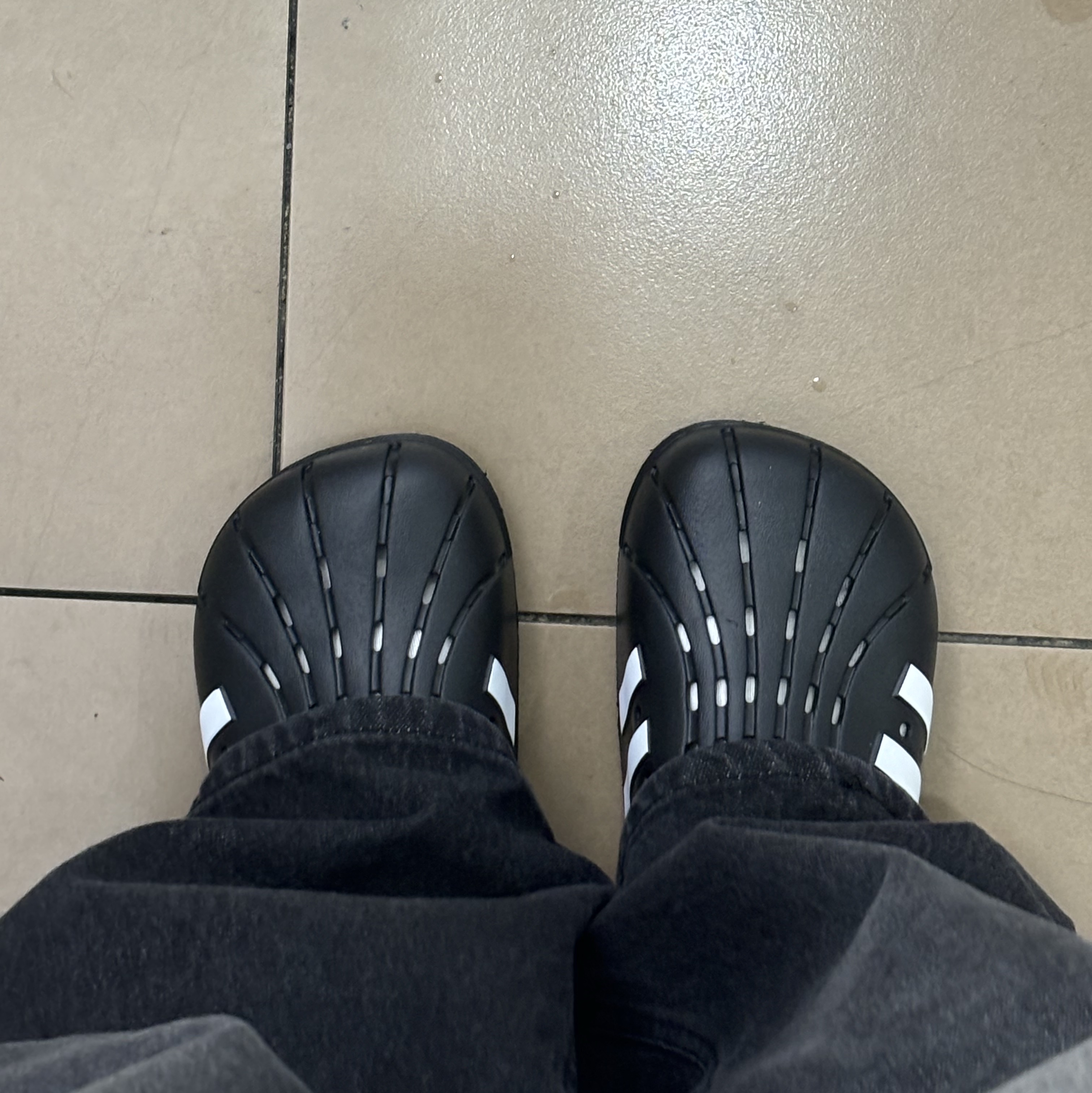 Adidas Adilette Clog Black White 착용 스타일