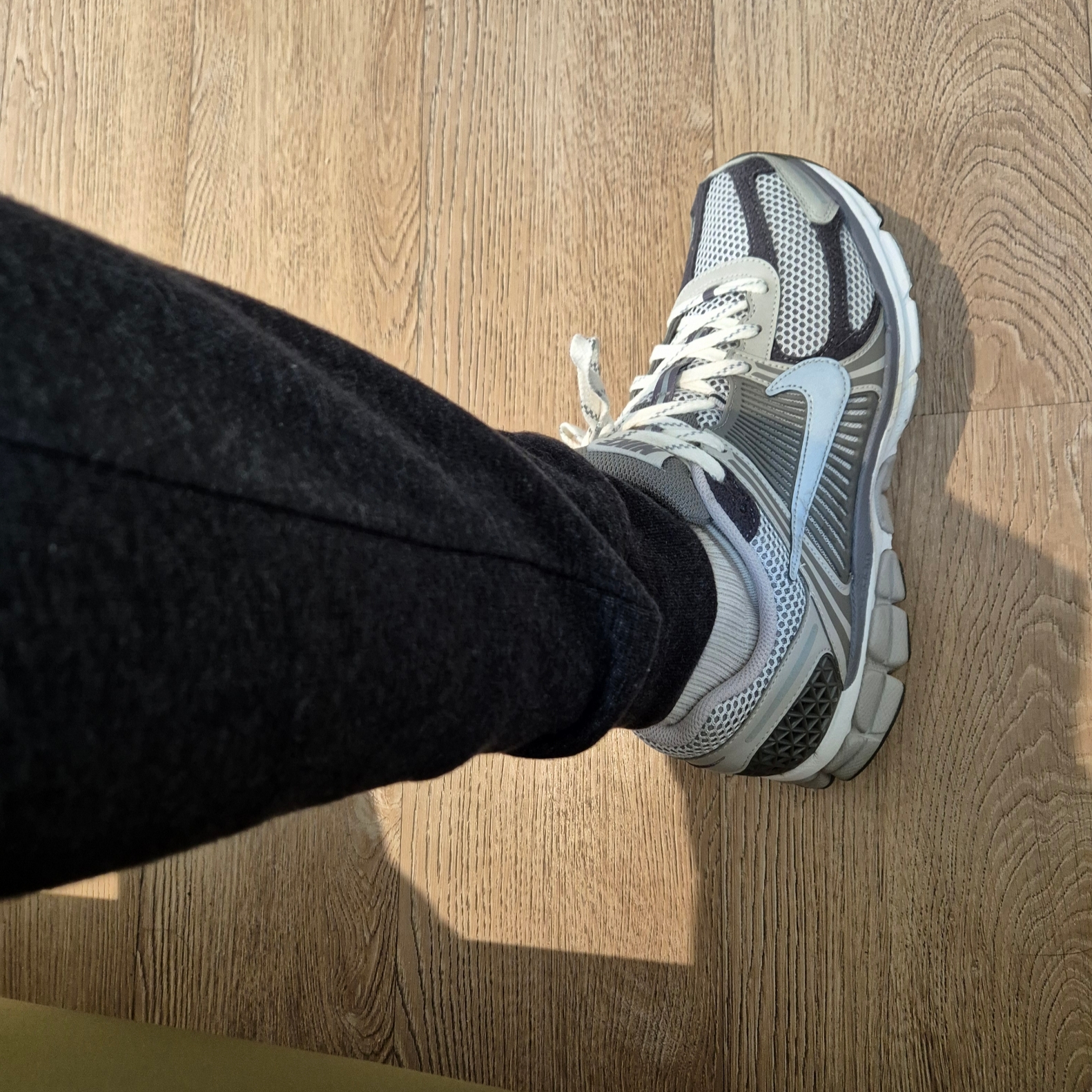 Nike Zoom Vomero 5 PRM Light Iron Ore and Flat Fewter 착용 스타일