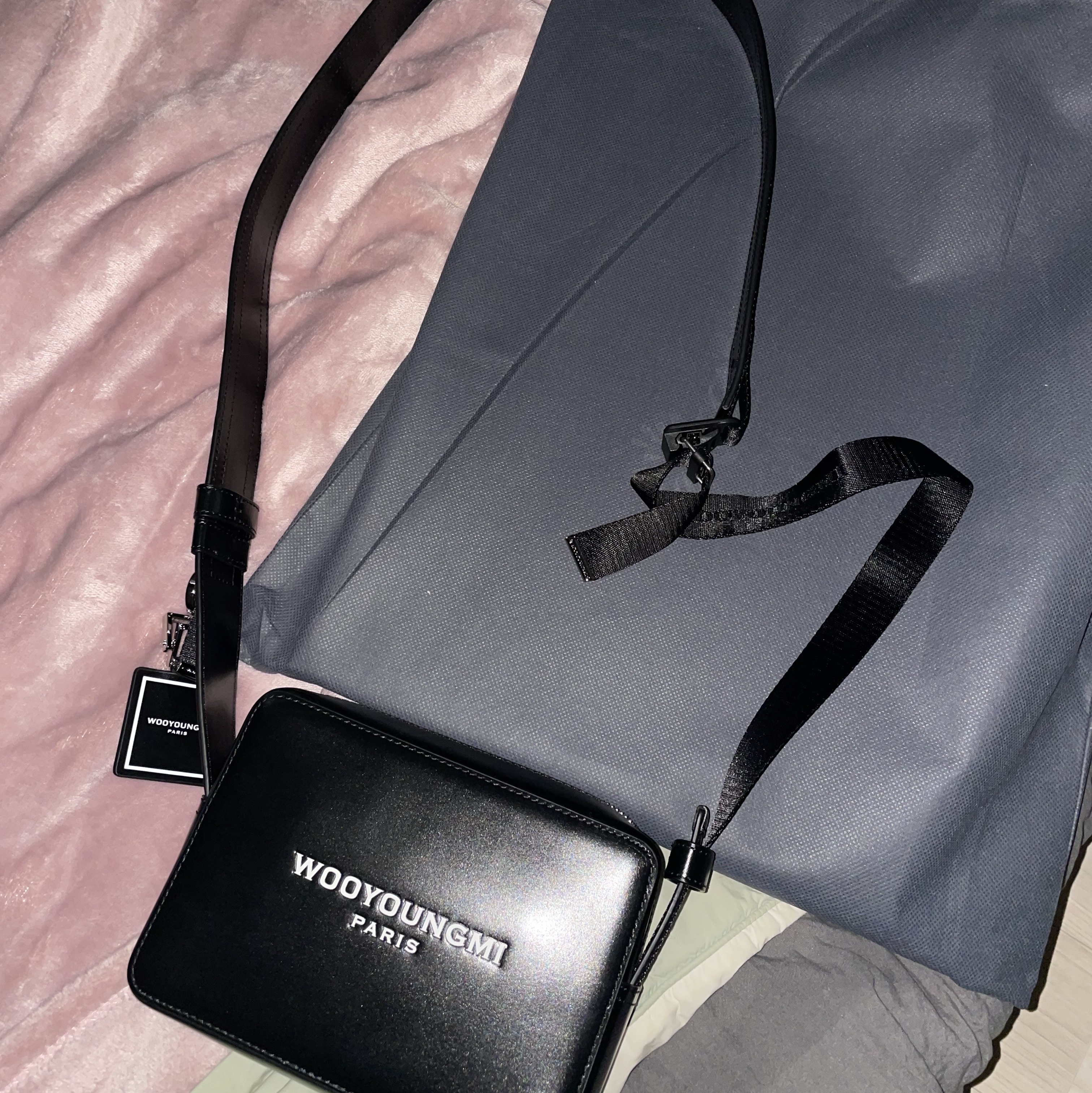 Wooyoungmi Square Mini Bag Black 착용 스타일 - 1