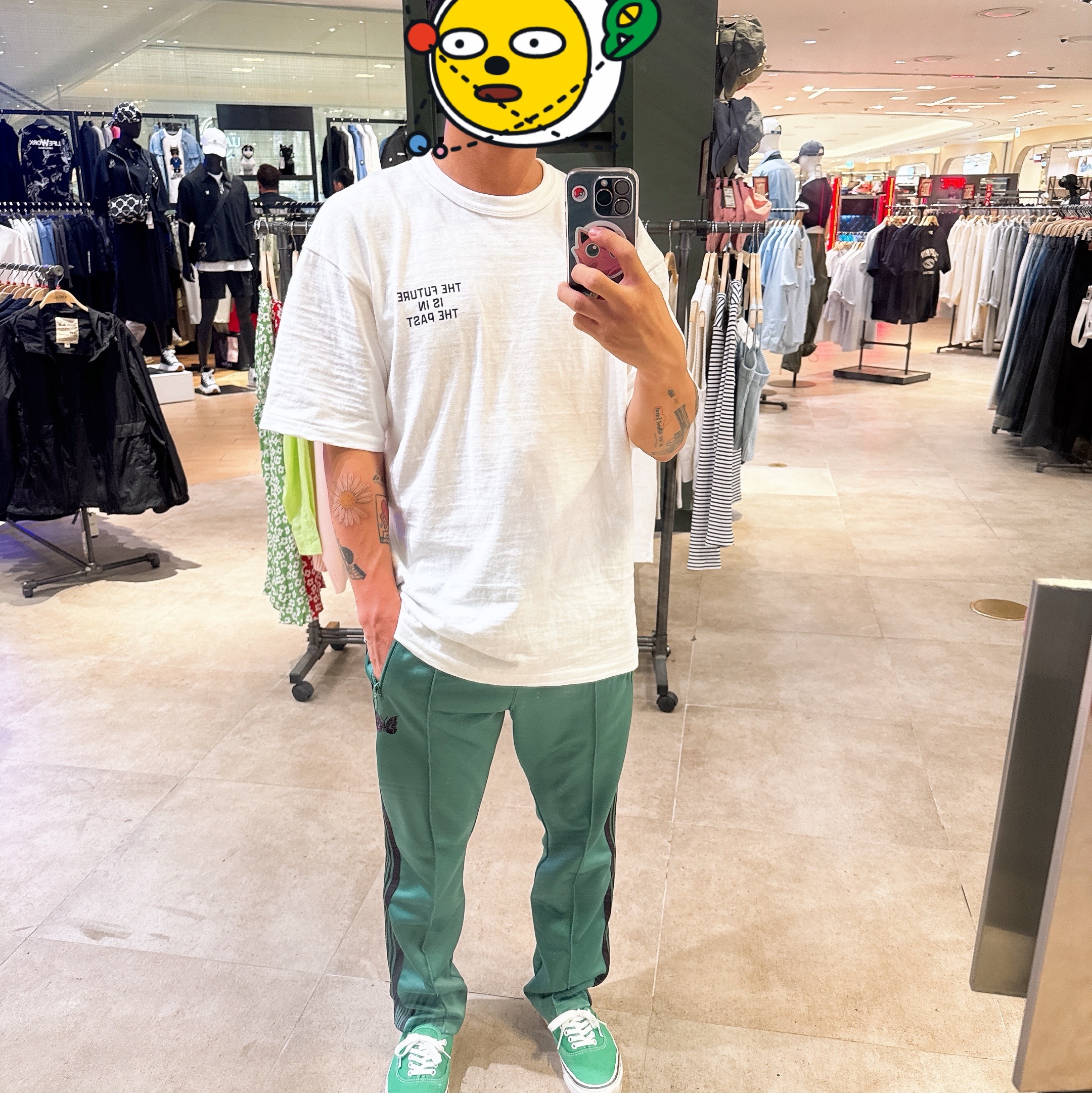 Human Made Graphic T-Shirt #1 2 White, Needles Narrow Track Pants Poly Smooth Emerald 착용 스타일 - 1
