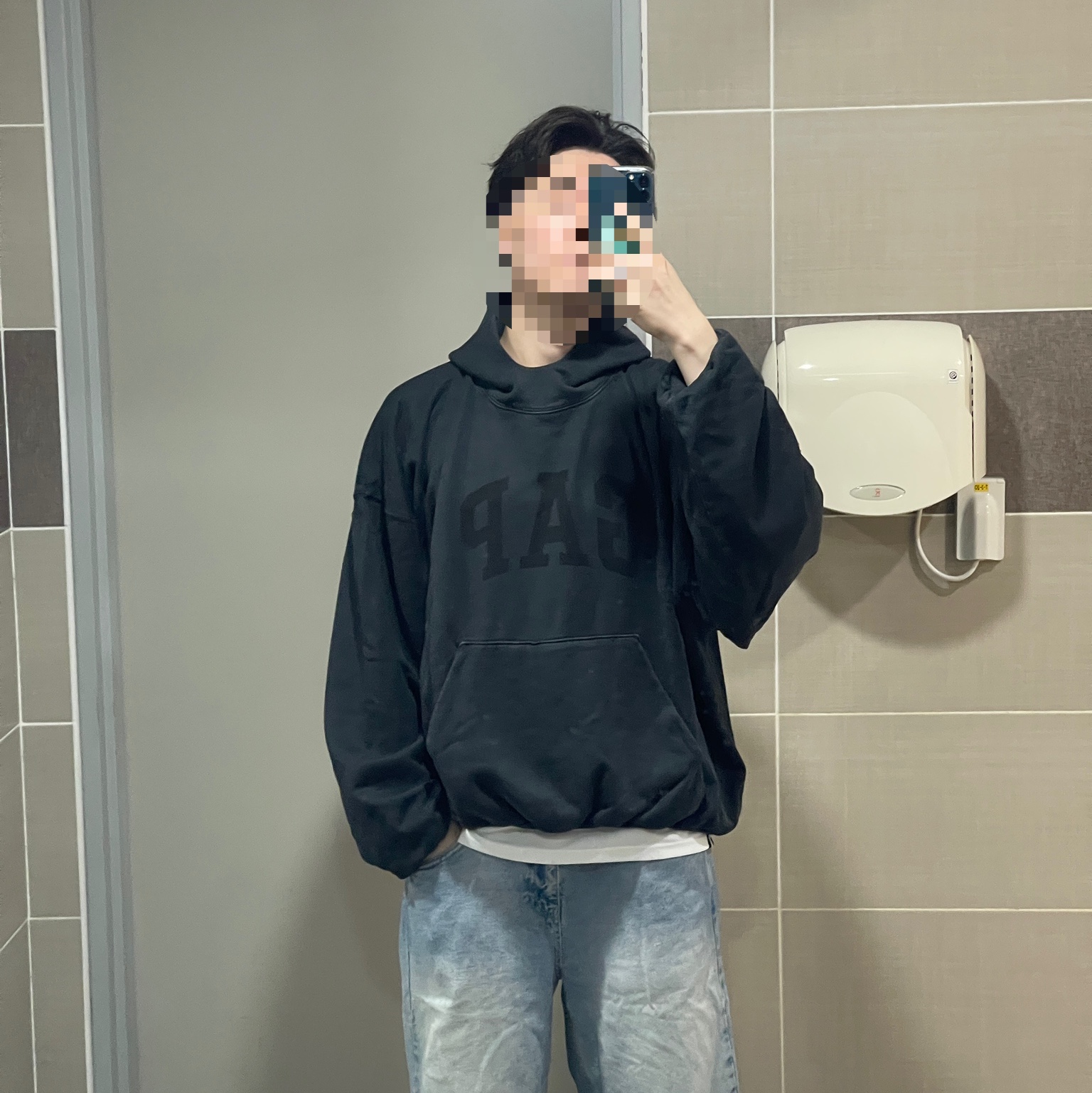 Yeezy Gap Engineered By Balenciaga Dove Hoodie Washed Black 착용 스타일 - 1