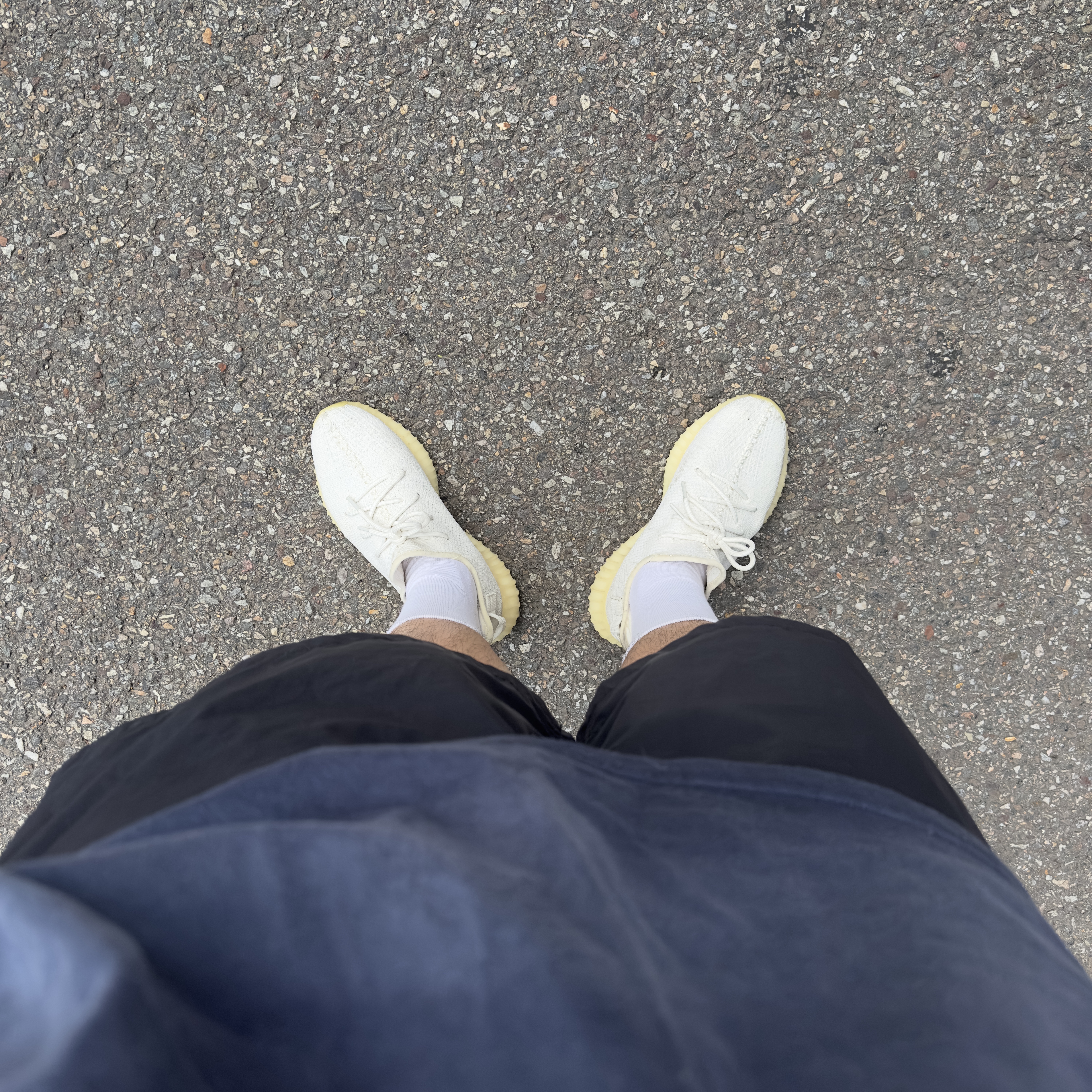 Adidas Yeezy Boost 350 V2 Cream/Triple White 착용 스타일