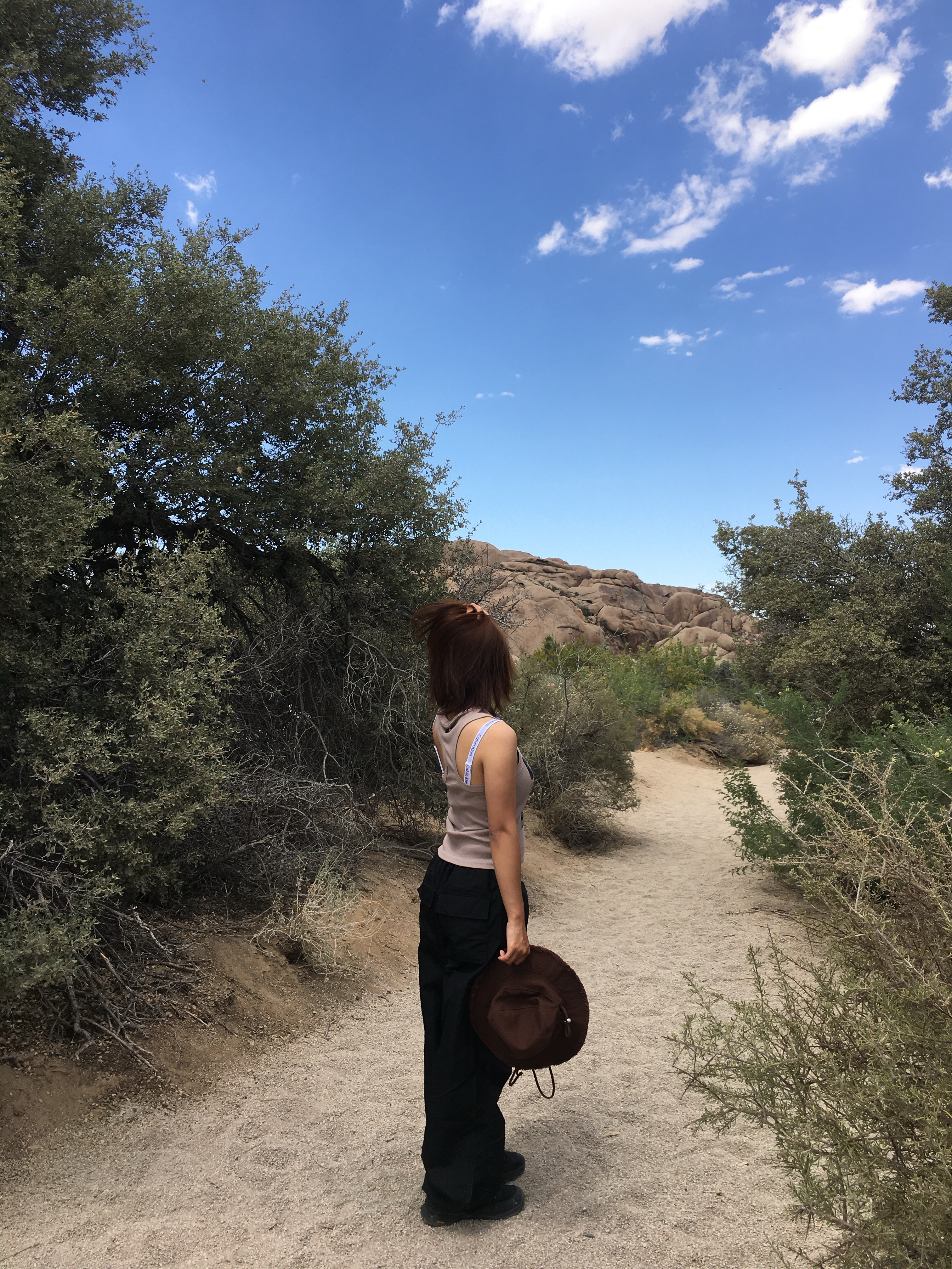 Jacquemus Le Bob Artichaut Bucket Hat Brown, Roa Hiking Neal Black 착용 스타일
