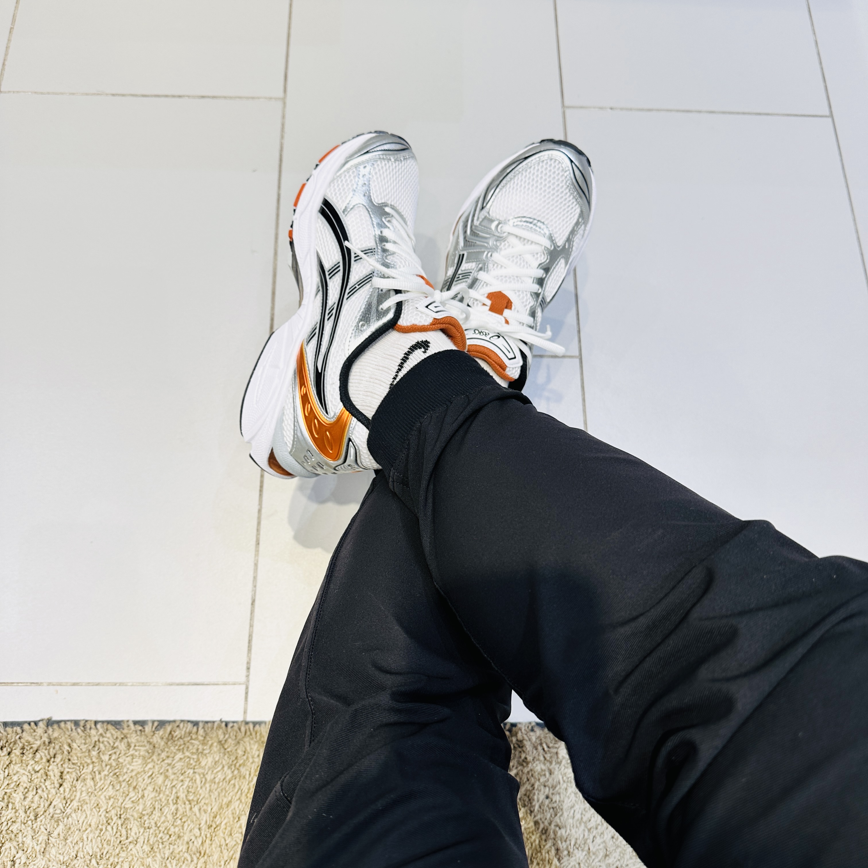 Asics Gel-Kayano 14 White Piquant Orange 착용 스타일 - 4