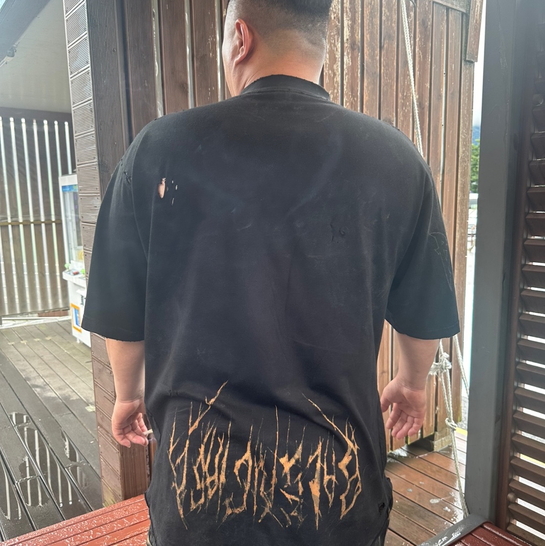 Balenciaga Paris Moon Upside Down Oversized T-Shirt Faded Black 착용 스타일