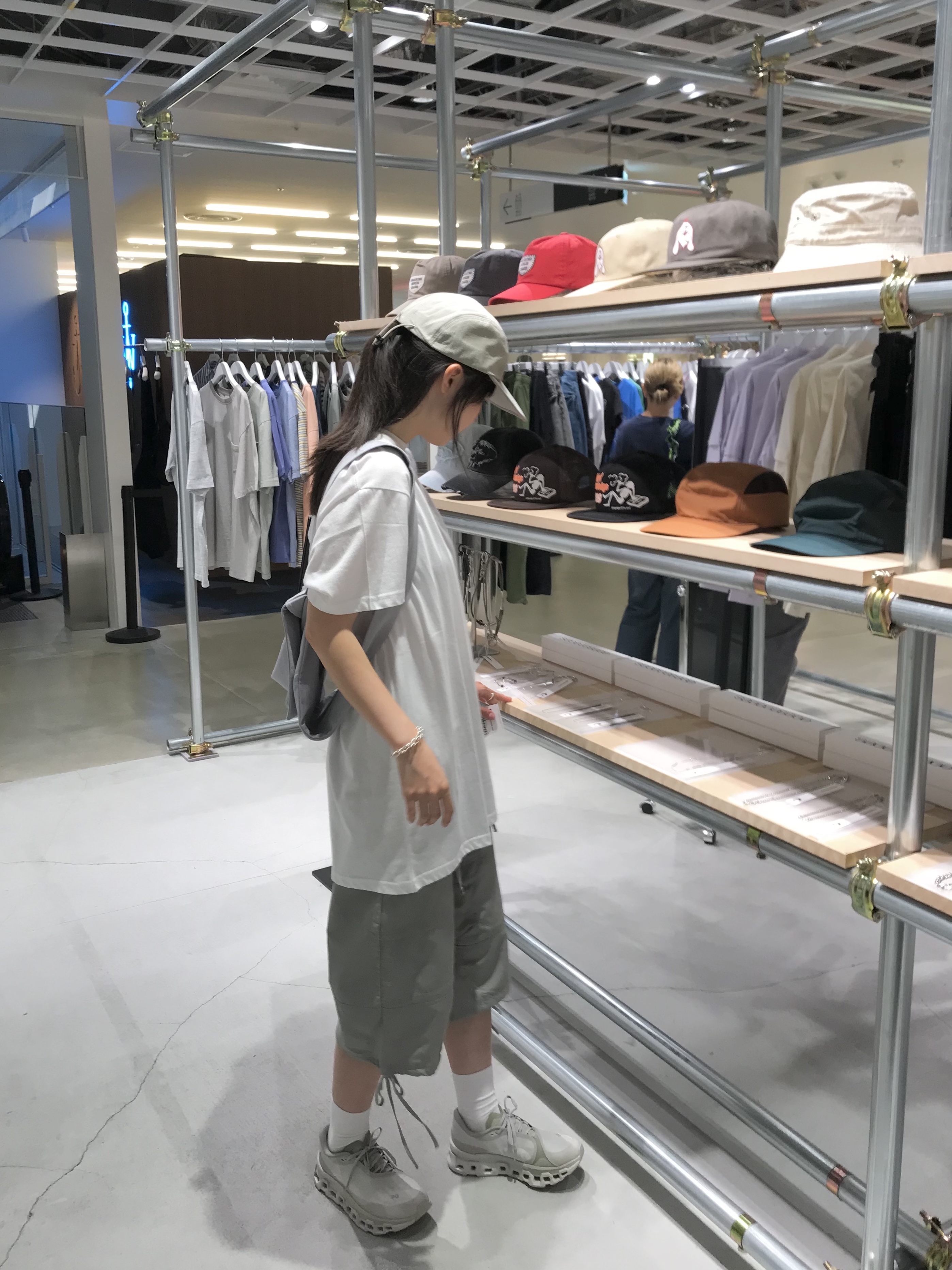 On Running x Post Archive Faction (Paf) Cloudmonster 2 Moondust Chalk, (W) On Running x Post Archive Faction (Paf) Cloudmonster 2 Moondust Chalk 착용 스타일 - 1