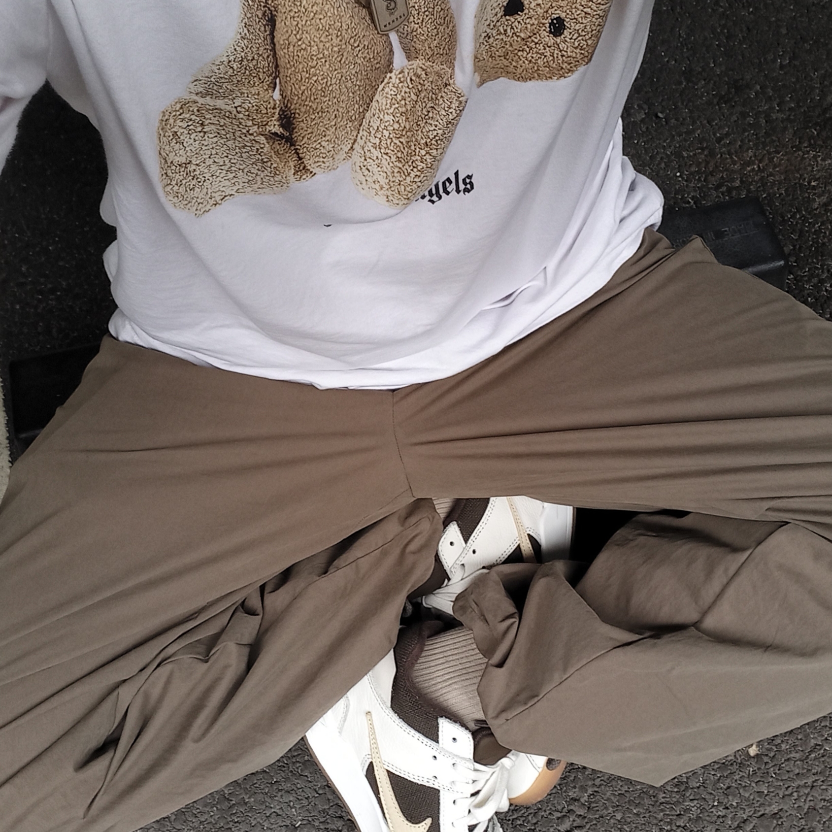 Palm Angels Bear Classic T-Shirt White Brown, Jordan x Travis Scott Jumpman Jack TR Sail and Dark Mocha 착용 스타일 - 2