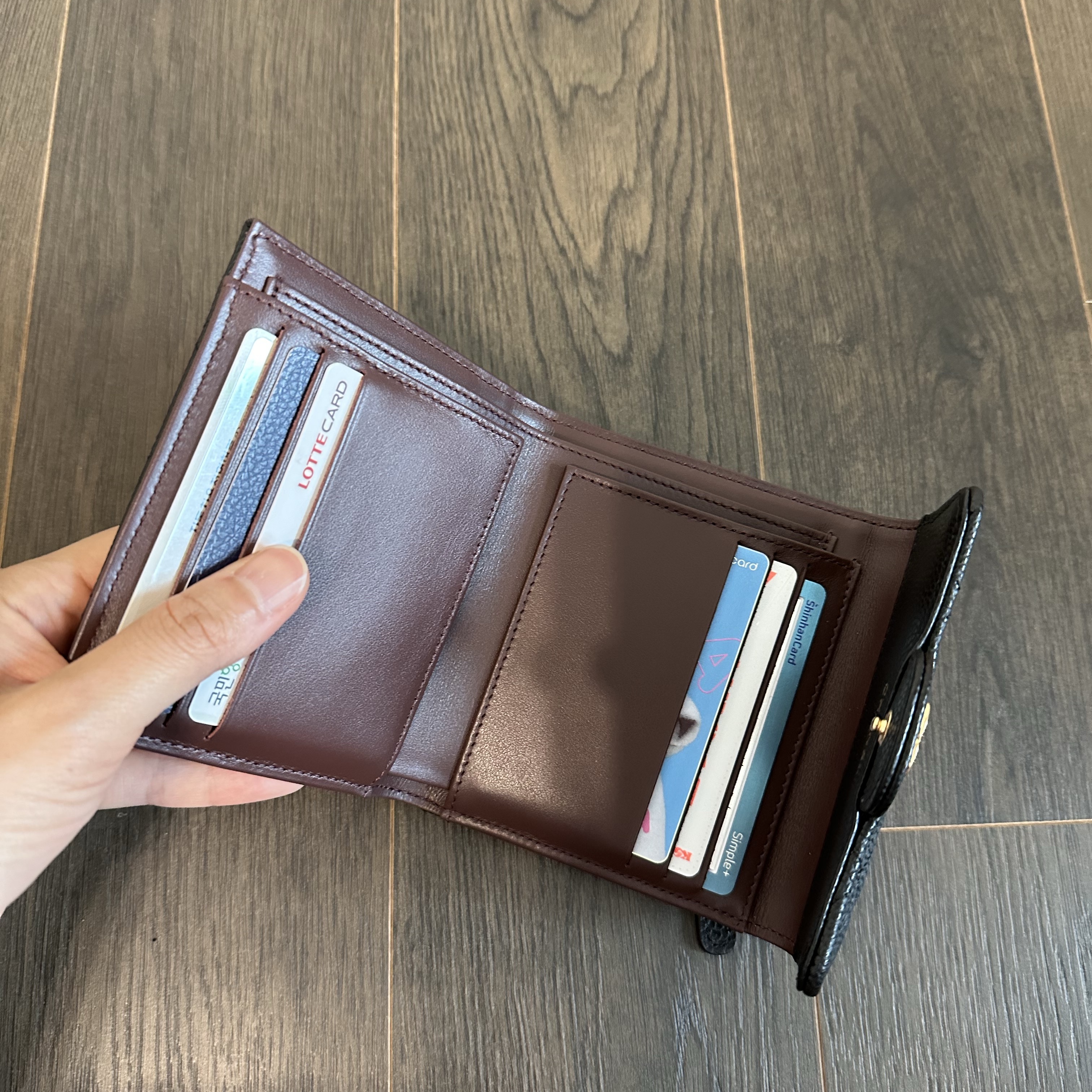 Chanel Small Classic Flap Wallet Grained Calfskin & Gold Black 착용 스타일 - 3