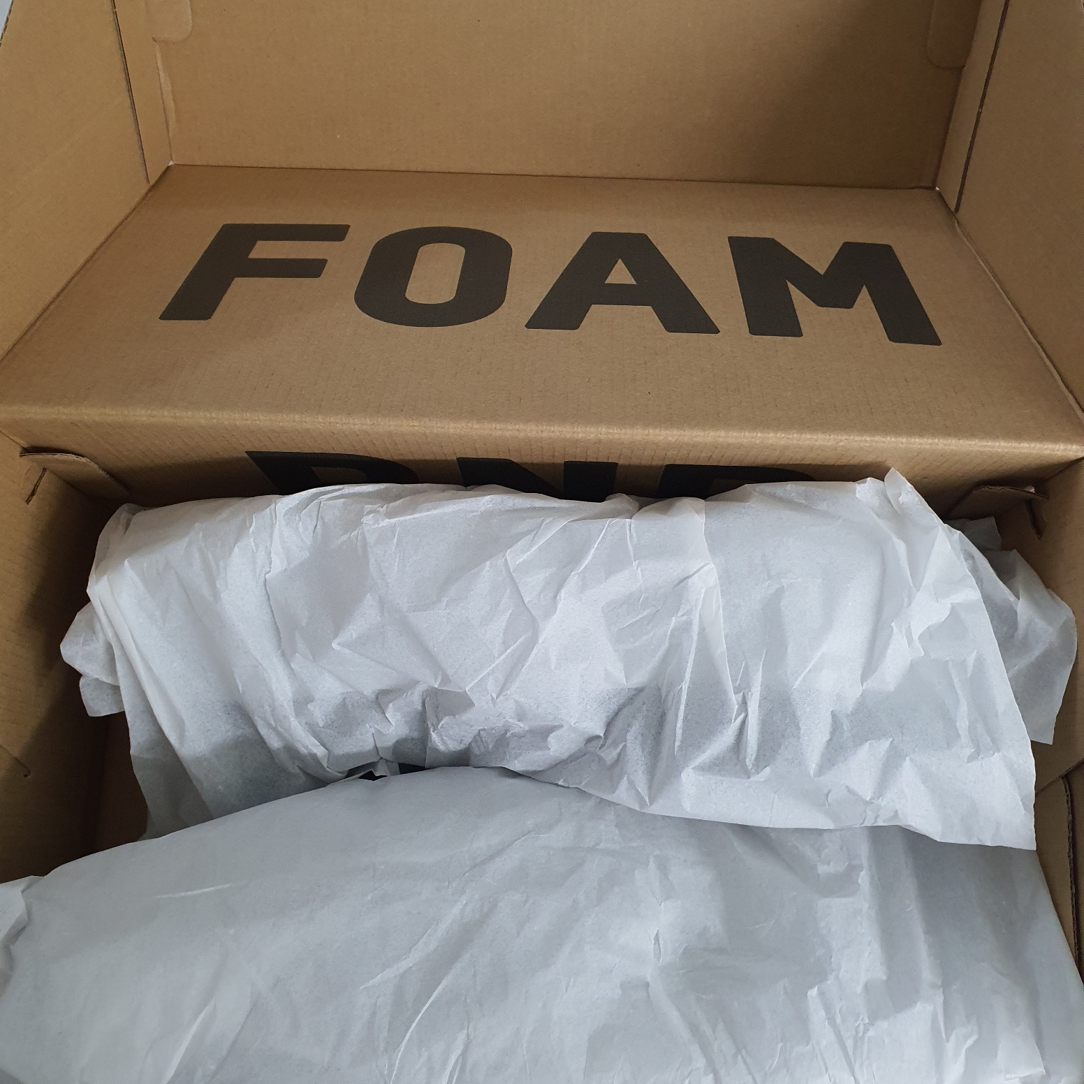 Adidas Yeezy Foam RNNR MX Cinder 착용 스타일 - 3
