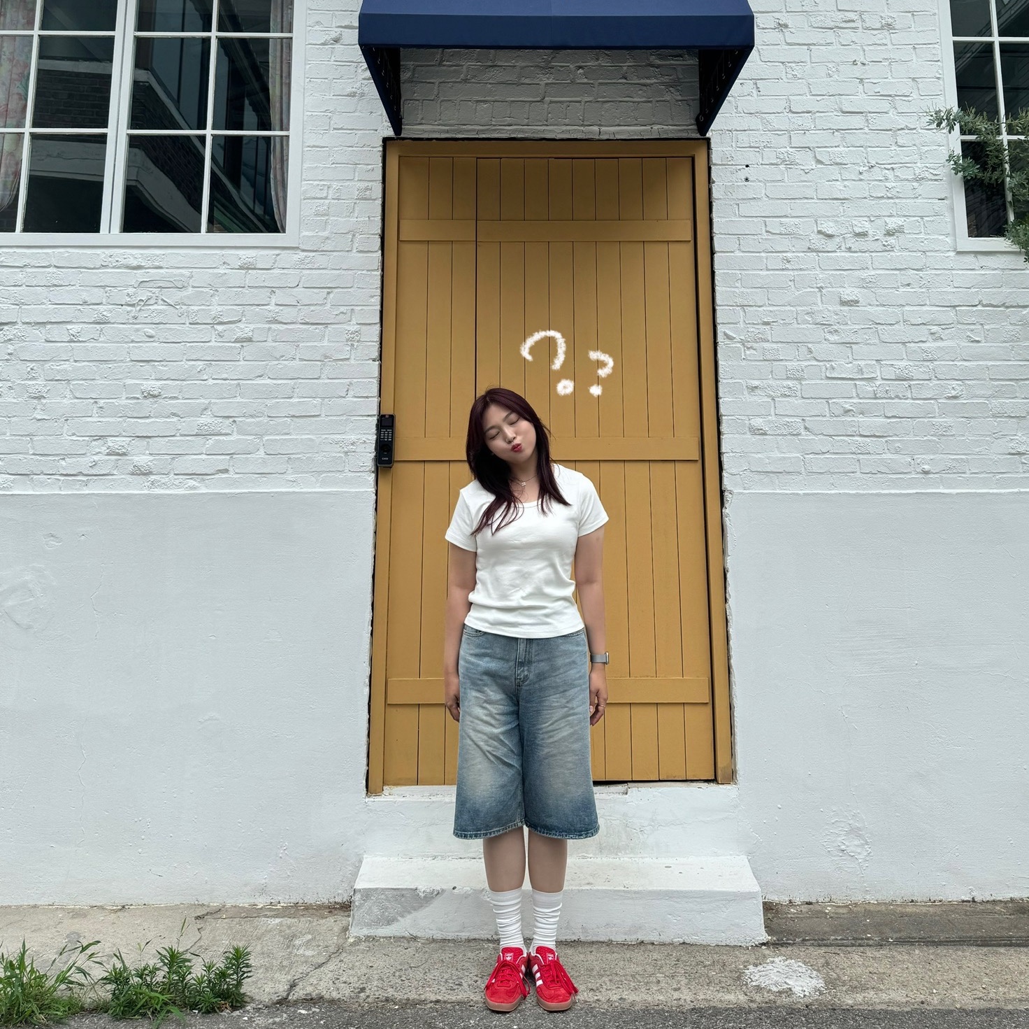 Adidas Gazelle Indoor Better Scarlet Cloud White, Matin Kim Half Shirring Ribbon Round Bag Black 착용 스타일 - 1