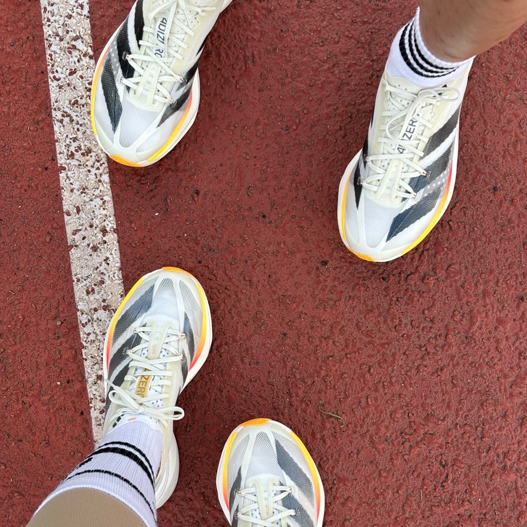 Adidas Adizero Adios Pro 3 Ivory Crystal Sand 착용 스타일 - 2