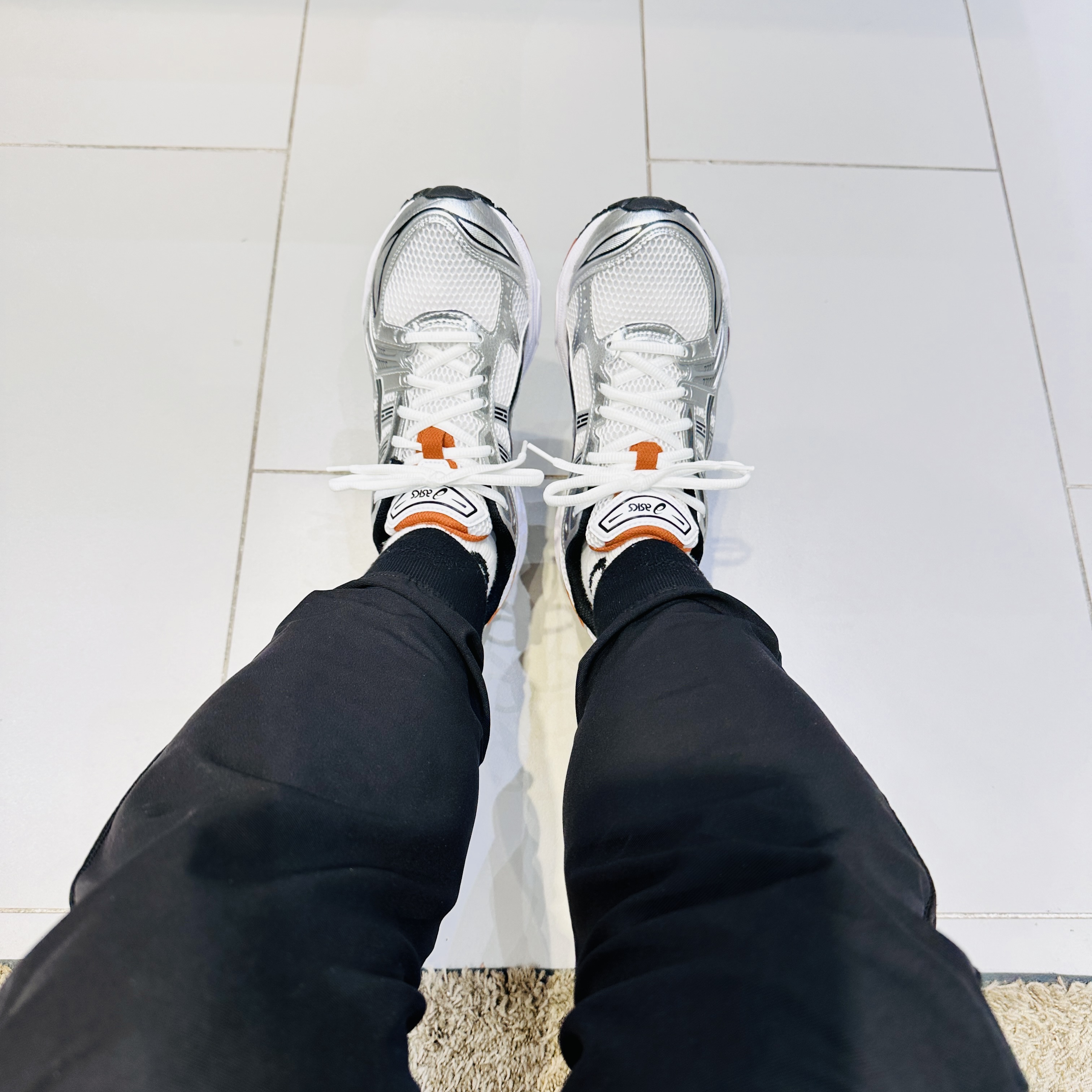 Asics Gel-Kayano 14 White Piquant Orange 착용 스타일 - 3