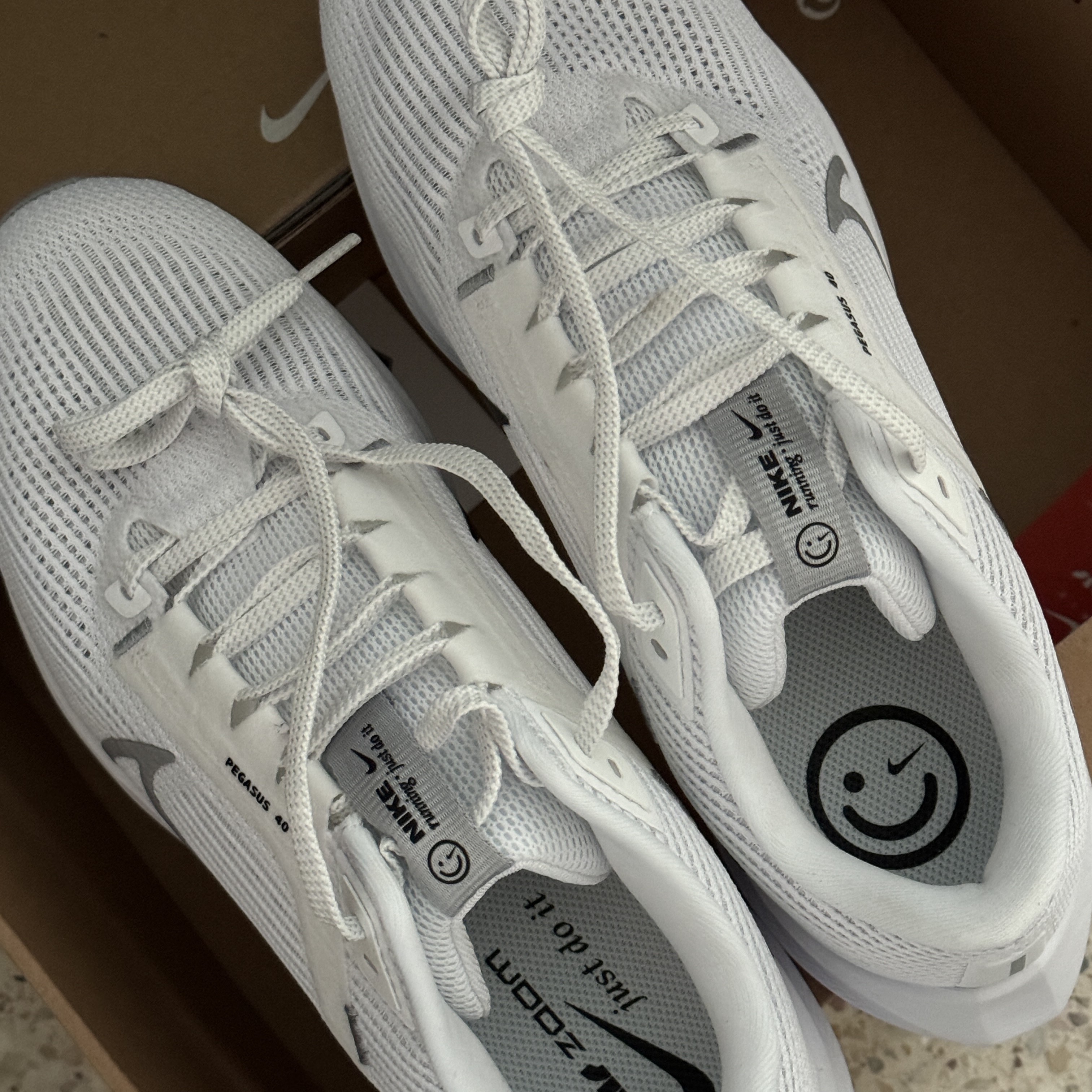 Nike Air Zoom Pegasus 40 White Wolf Grey 착용 스타일 - 1