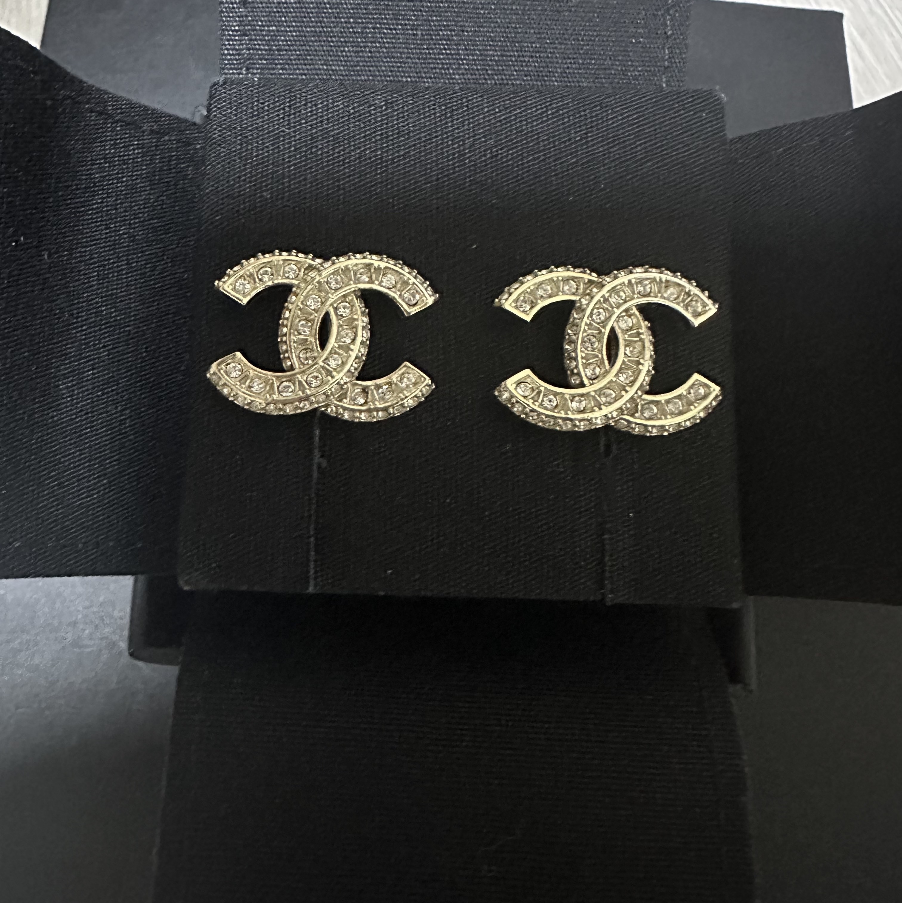 (W) Chanel Earrings Metal Diamantes & Gold Crystal 착용 스타일 - 1