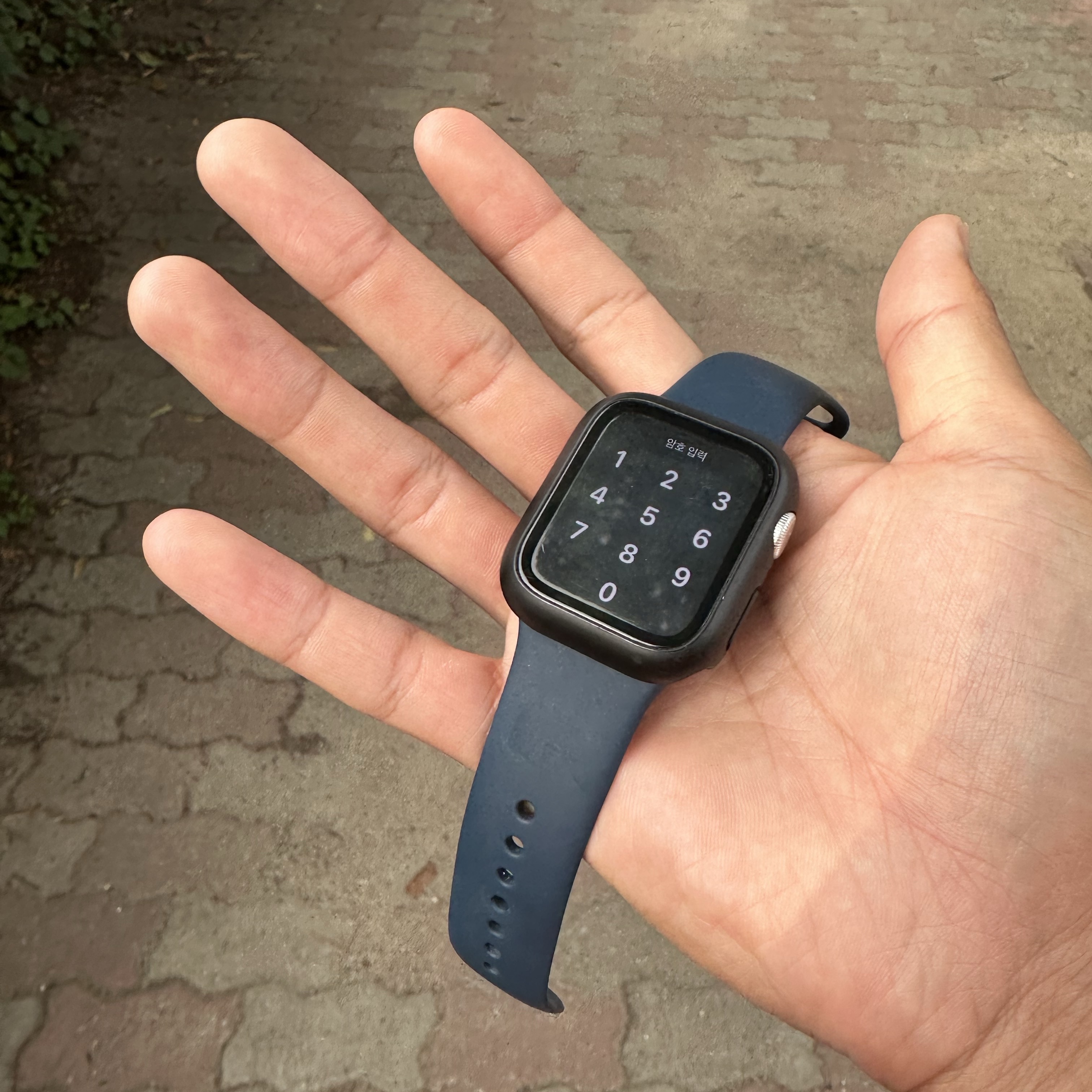 Apple Watch SE 2023 44mm GPS Silver Aluminium Case with Sport Band S/M Storm Blue (Korean Ver.) 착용 스타일