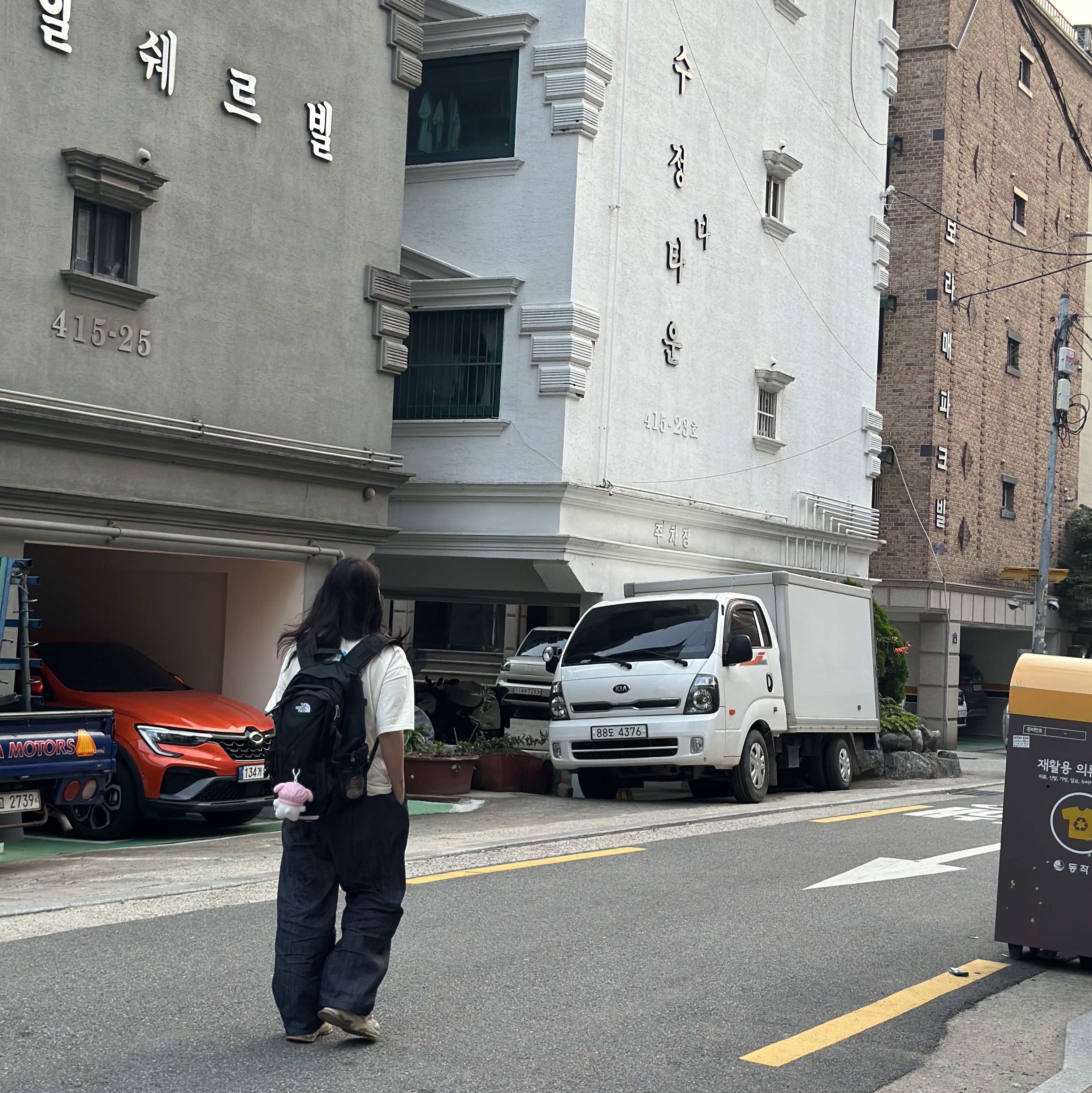 The North Face Hot Shot Black 착용 스타일
