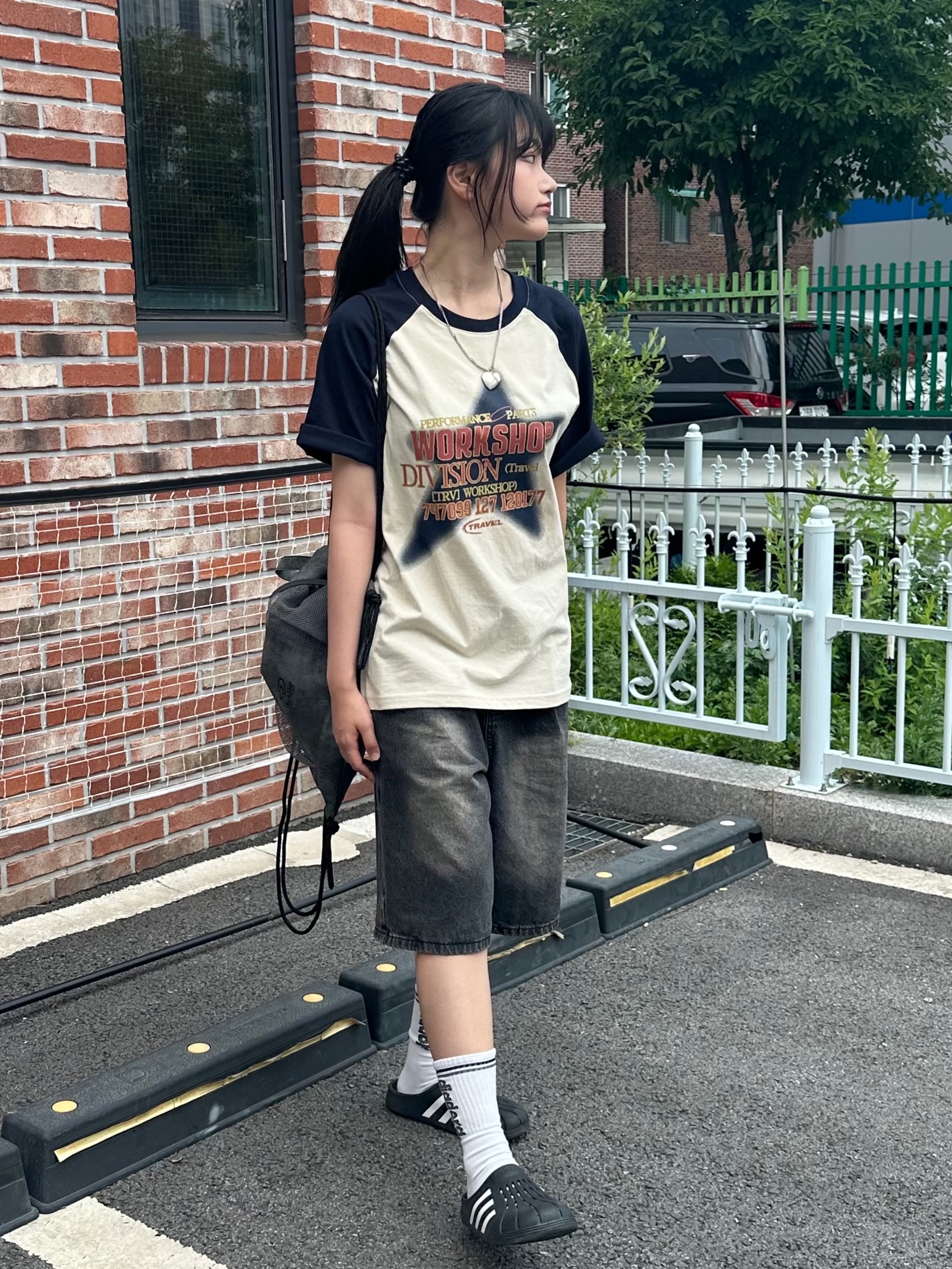 Adidas Adilette Clog Black White 착용 스타일 - 3