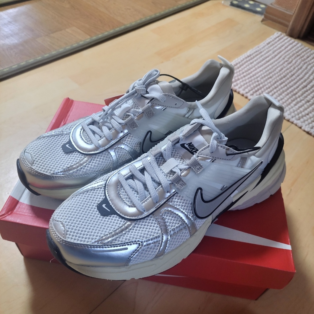 Nike V2K Run Summit White Metallic Silver 착용 스타일 - 1