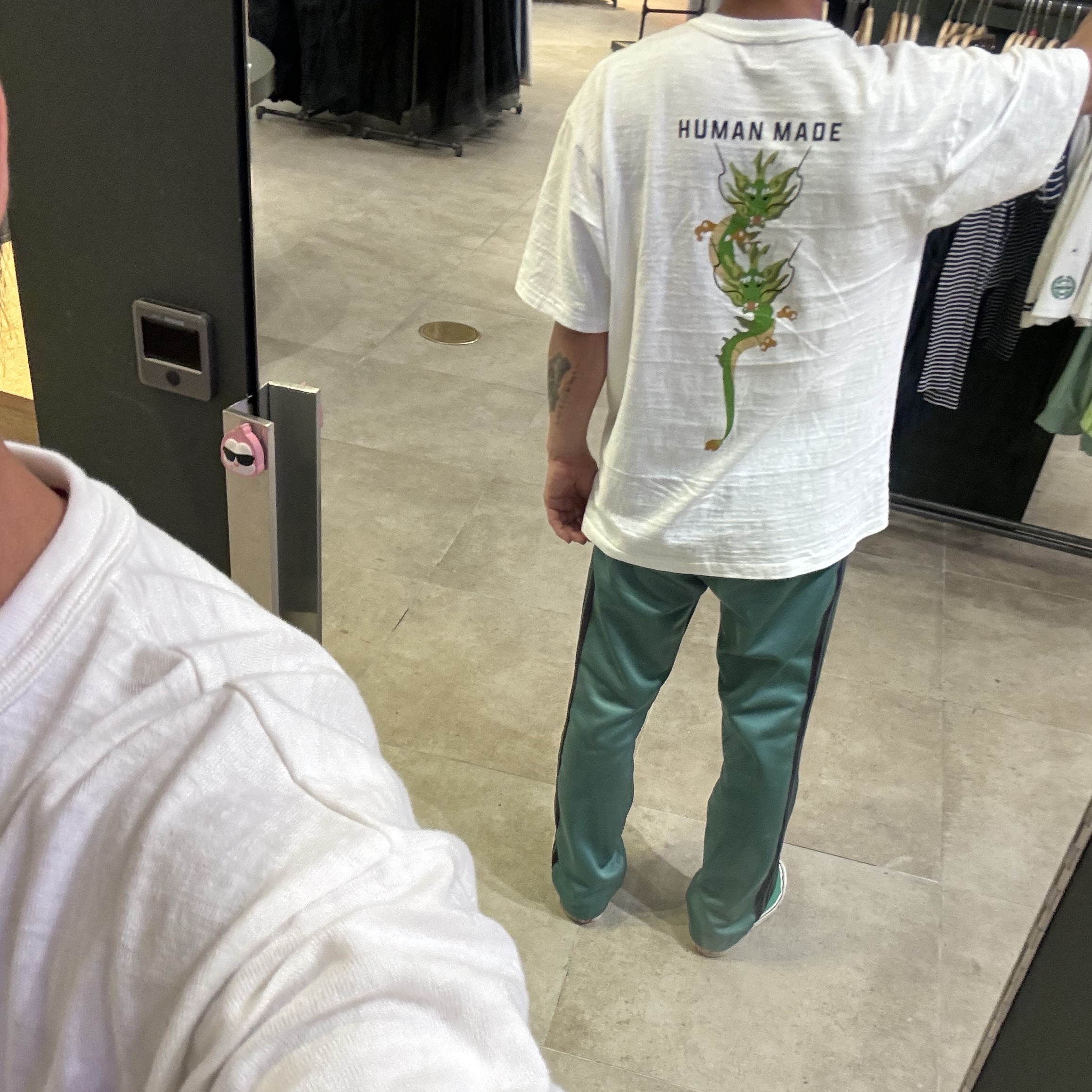 Human Made Graphic T-Shirt #1 2 White, Needles Narrow Track Pants Poly Smooth Emerald 착용 스타일 - 2