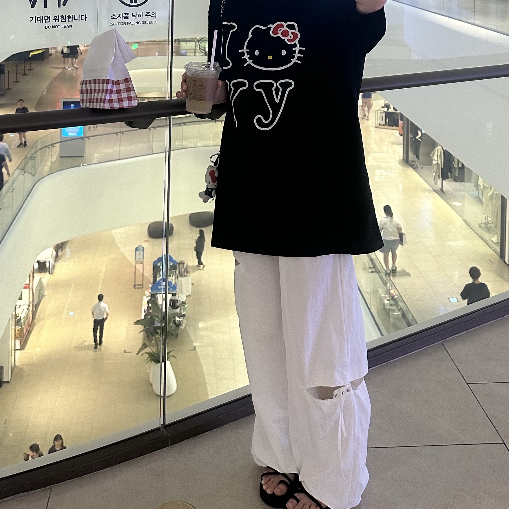 Open Yy x Hello Kitty T-Shirt Black, Sanrio Hello Kitty Mini Mascot Holder 착용 스타일 - 2