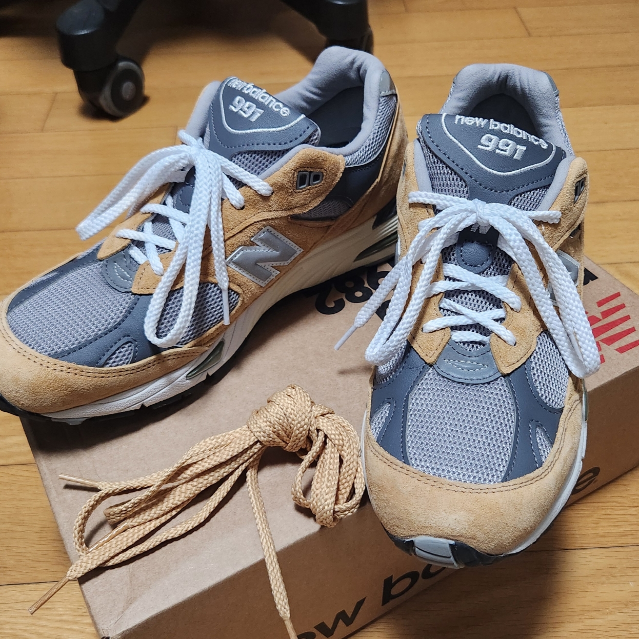 New Balance 991 Made in UK Tan Grey 착용 스타일