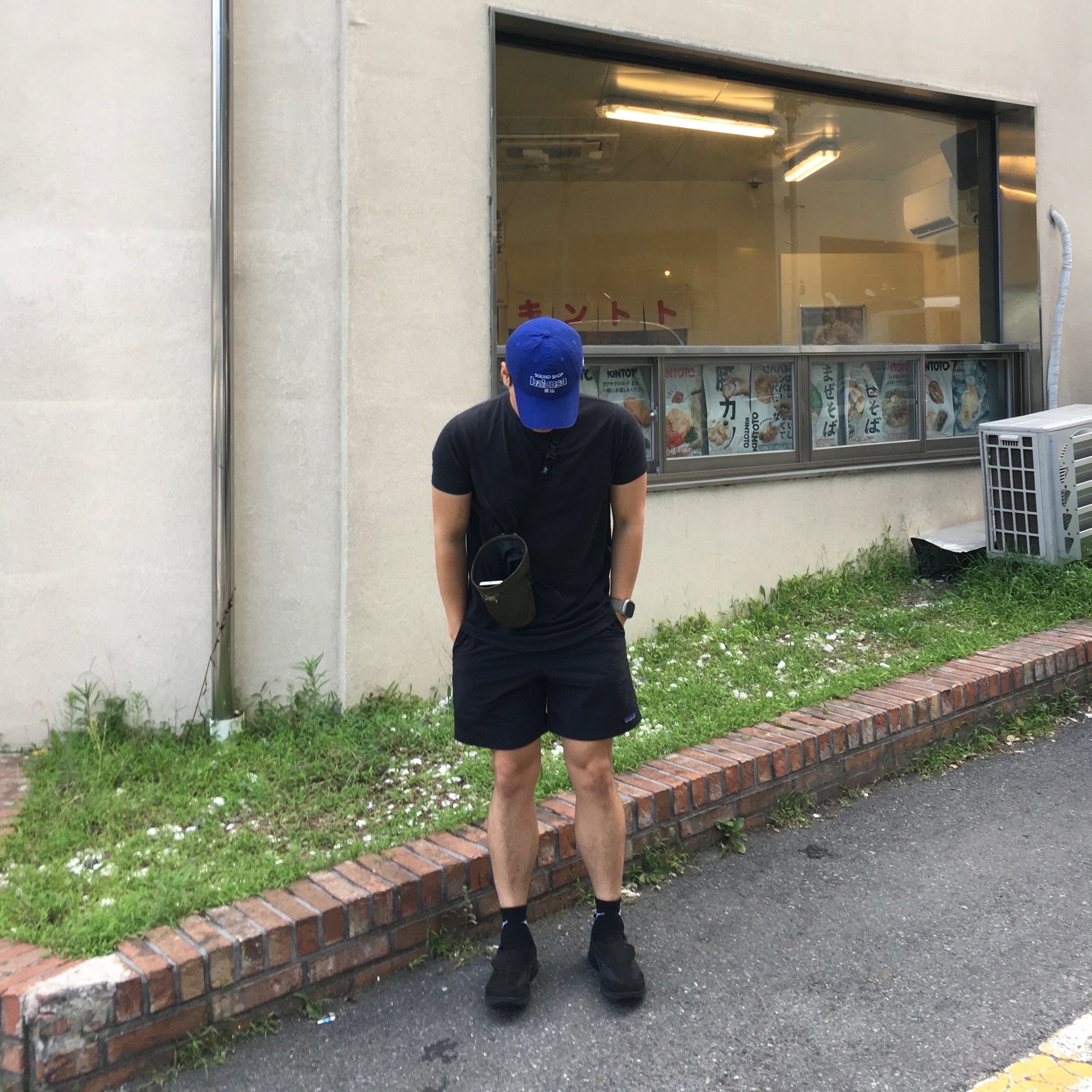 New Era x Balansa Unstructured Ball Cap Royal, Arc'teryx Ion Chalk Bag Large Black 착용 스타일