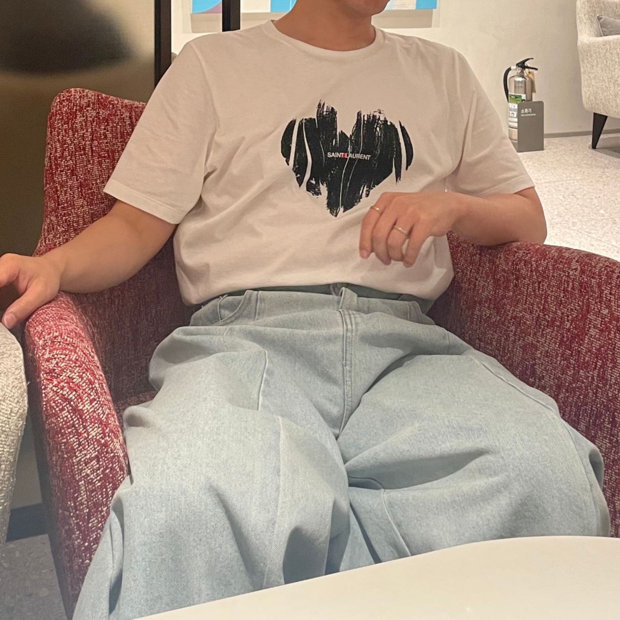 (W) Saint Laurent Heart T-Shirt Natural 착용 스타일