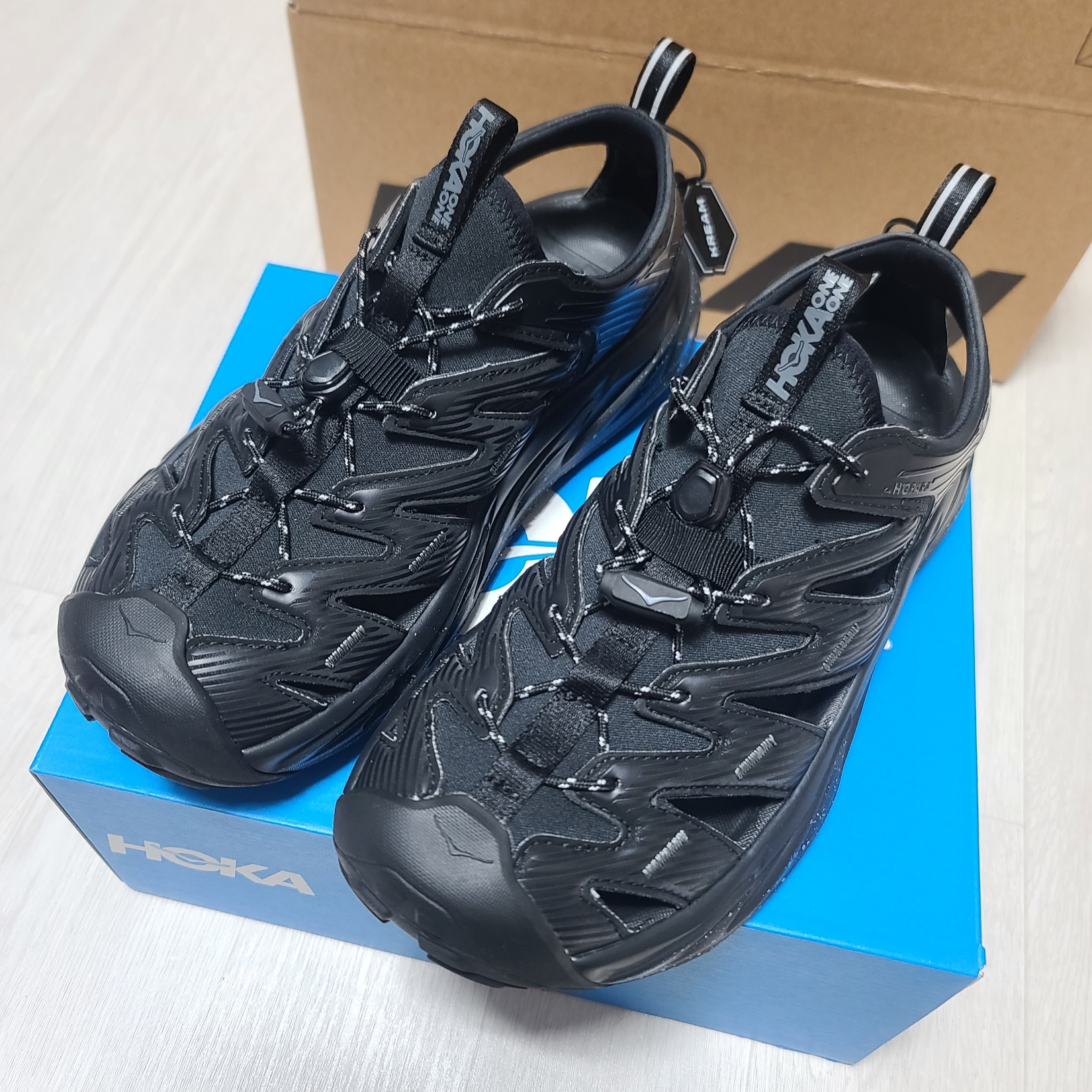 Hoka Hopara Black Castle Rock 착용 스타일 - 1