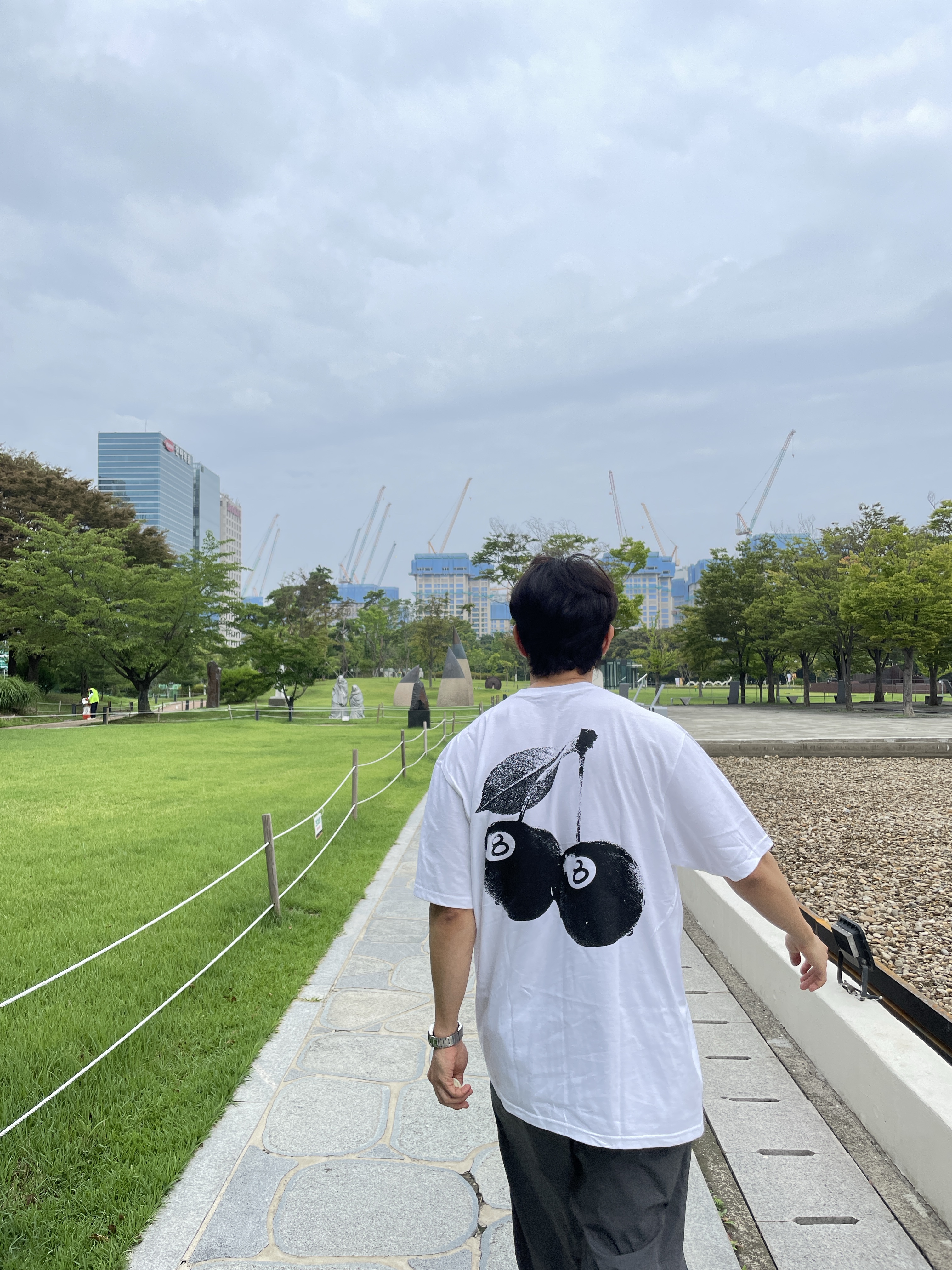 Stussy Cherries T-Shirt White 착용 스타일 - 2