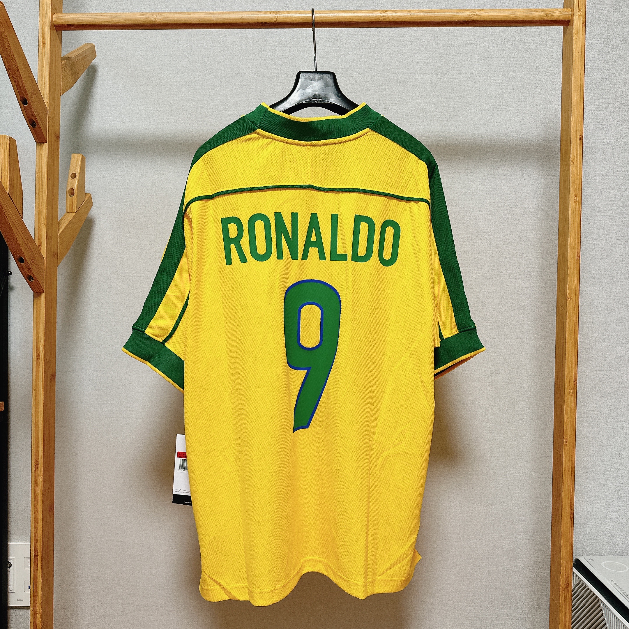 Nike Brazil 1998 Reissue Soccer Replica Jersey Varsity Maize Ronaldo (Marking Ver.) 착용 스타일